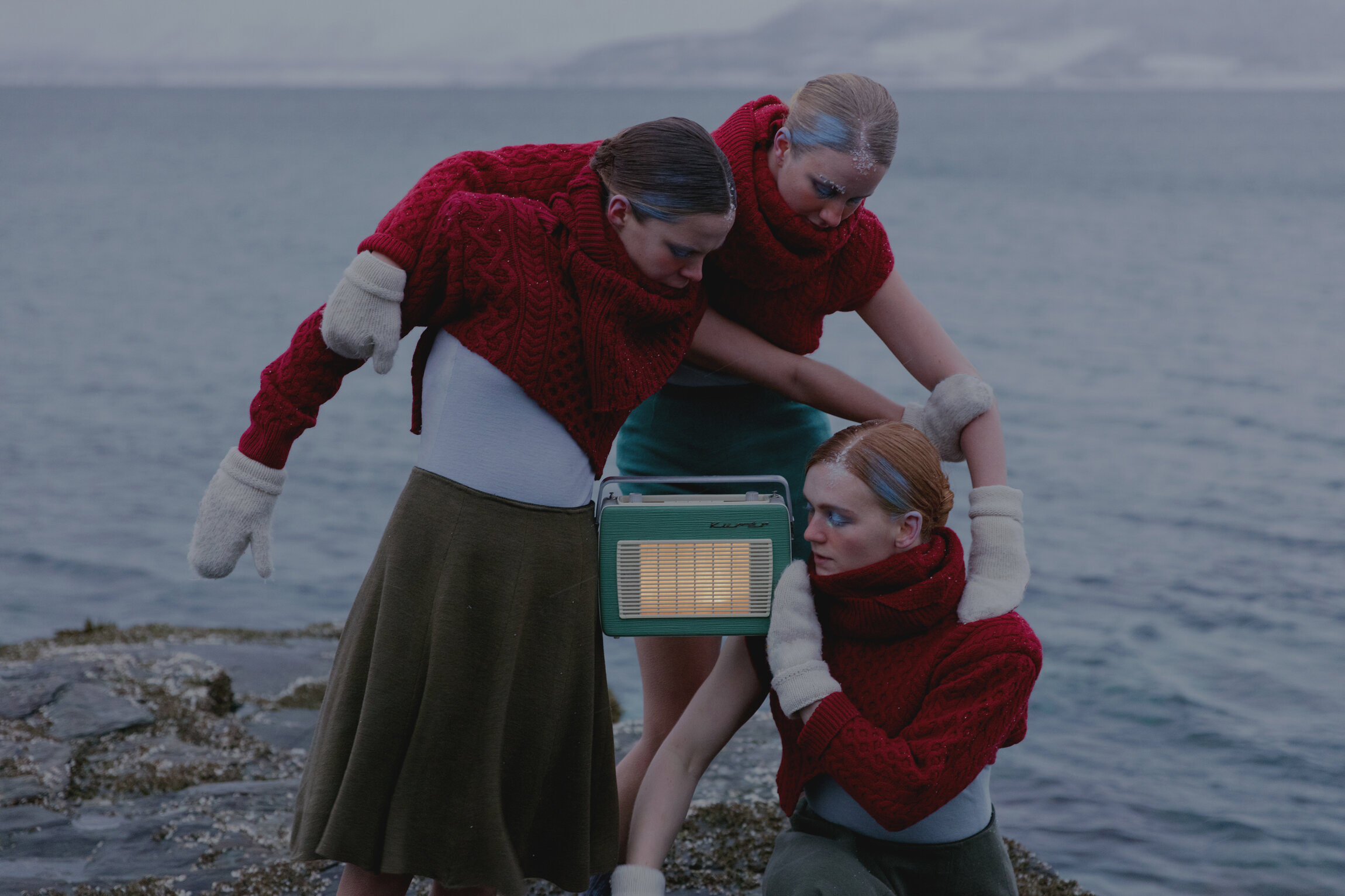  “Å klore seg fast” (Hold tight) is a dance performance based on how we live our lives in the Arctic. Premiered at Hålogaland teater in Tromsø, Norway, 23rd January 2020.  Creative team:  Simone Grøtte - Choreography and co-costume design Herman Rund