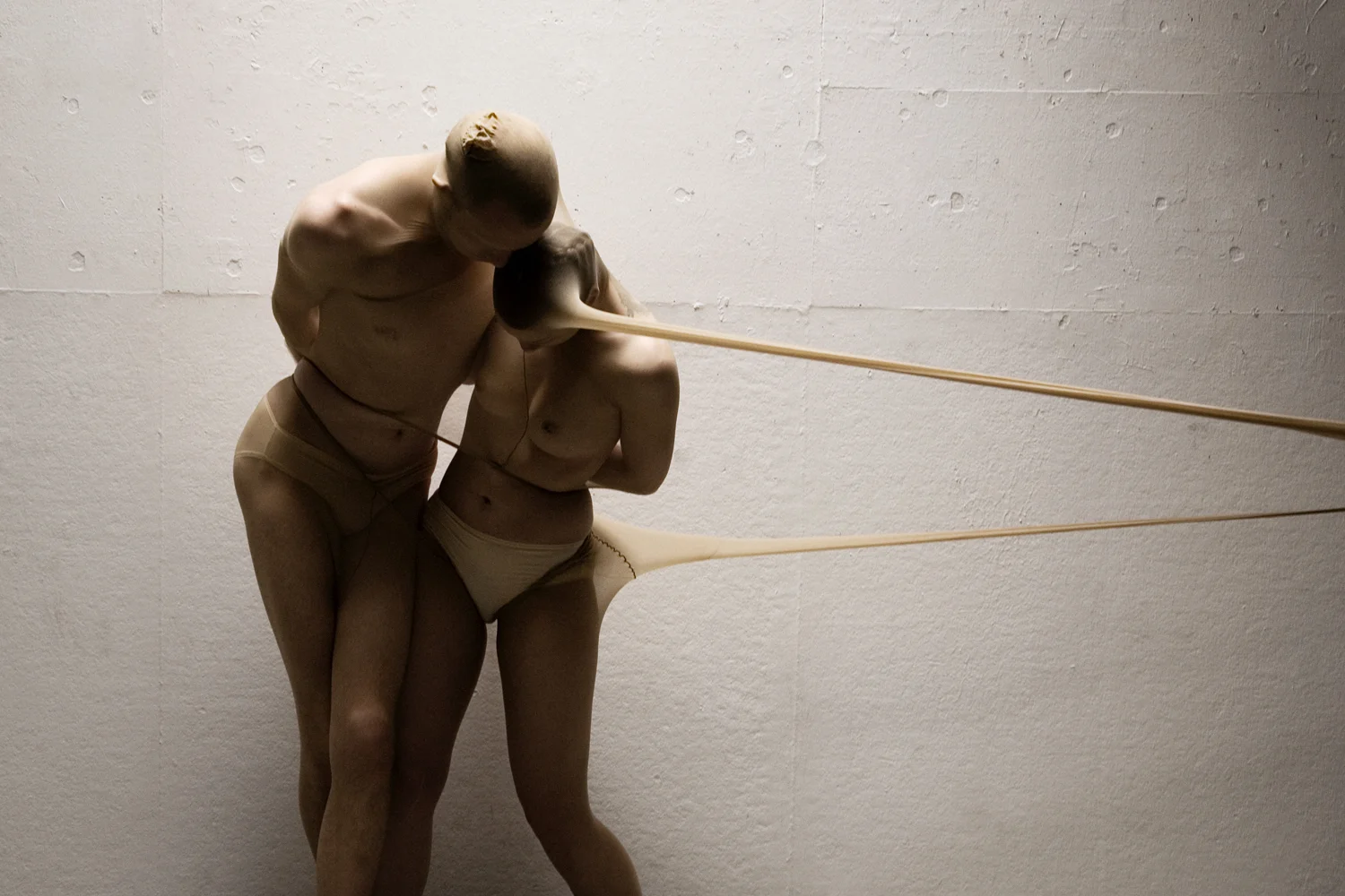 TEINT Through the interplay of skin tones, light and shadow, Helen develops sculptural, dance-like hybrid creatures. The idea emerged out of the task to use only the simplest mediums to stage a series - to merge and morph the models, she uses nothing but skin-coloured nylon tights. The intention behind was to dissolve the individuality of the models, to reduce them to their corporeality and, as a result, to enhance it that way.