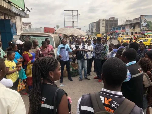 Lancement de la campagne d'inclusion financière Orange Money pour les vendeurs de rue sur la Place Victoire à Kinshasa.