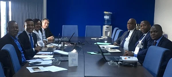 Les participants à l'atelier sur le crédit-bail travaillent sur leurs recommandations