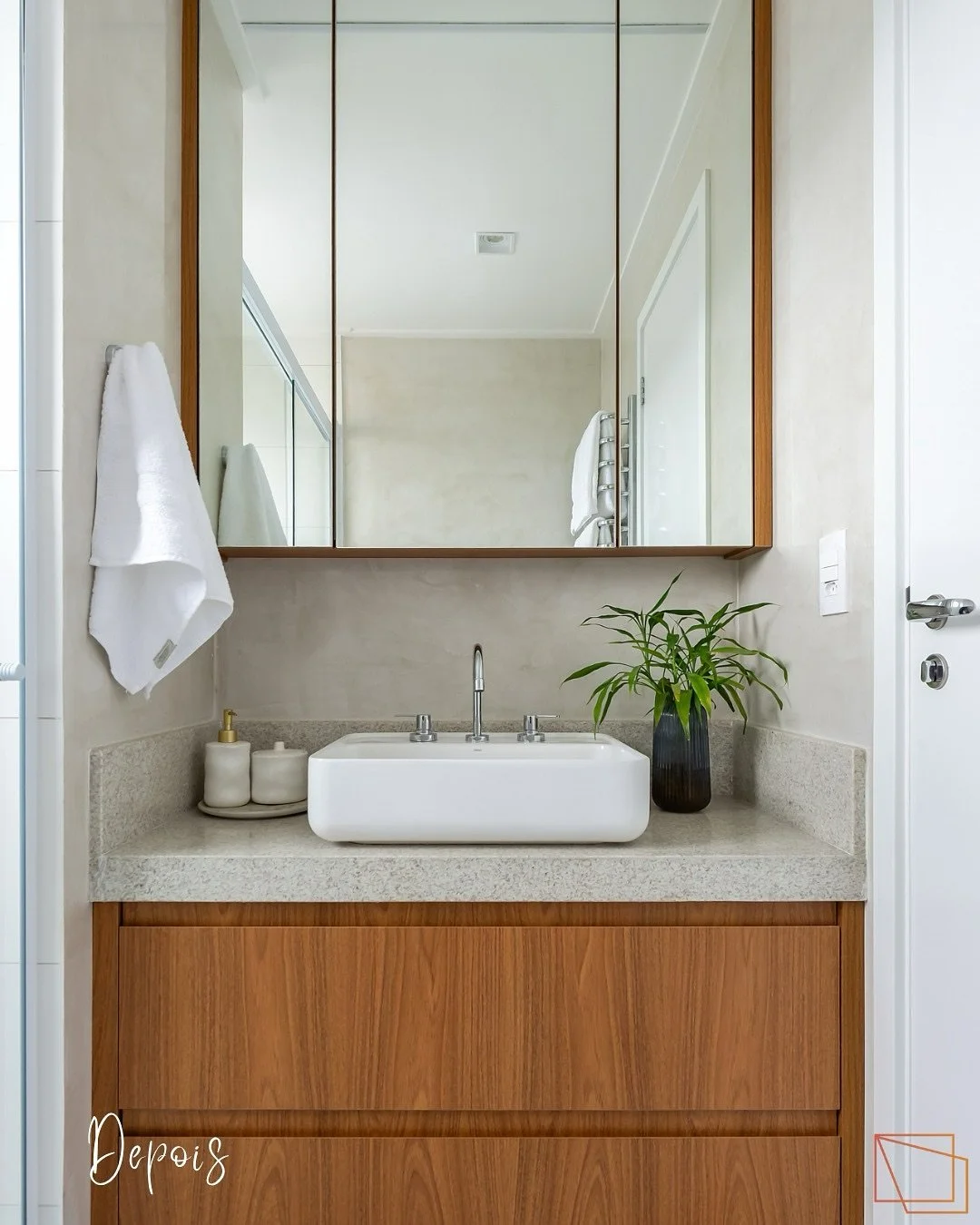 Banheiro com personalidade? Sim, &eacute; totalmente poss&iacute;vel ir al&eacute;m dos azulejos e criar um ambiente com um toque moderno. 😉

No #Ap&ecirc;Alegra, em Santo Andr&eacute;, a su&iacute;te do casal precisava de um acabamento que fosse pr