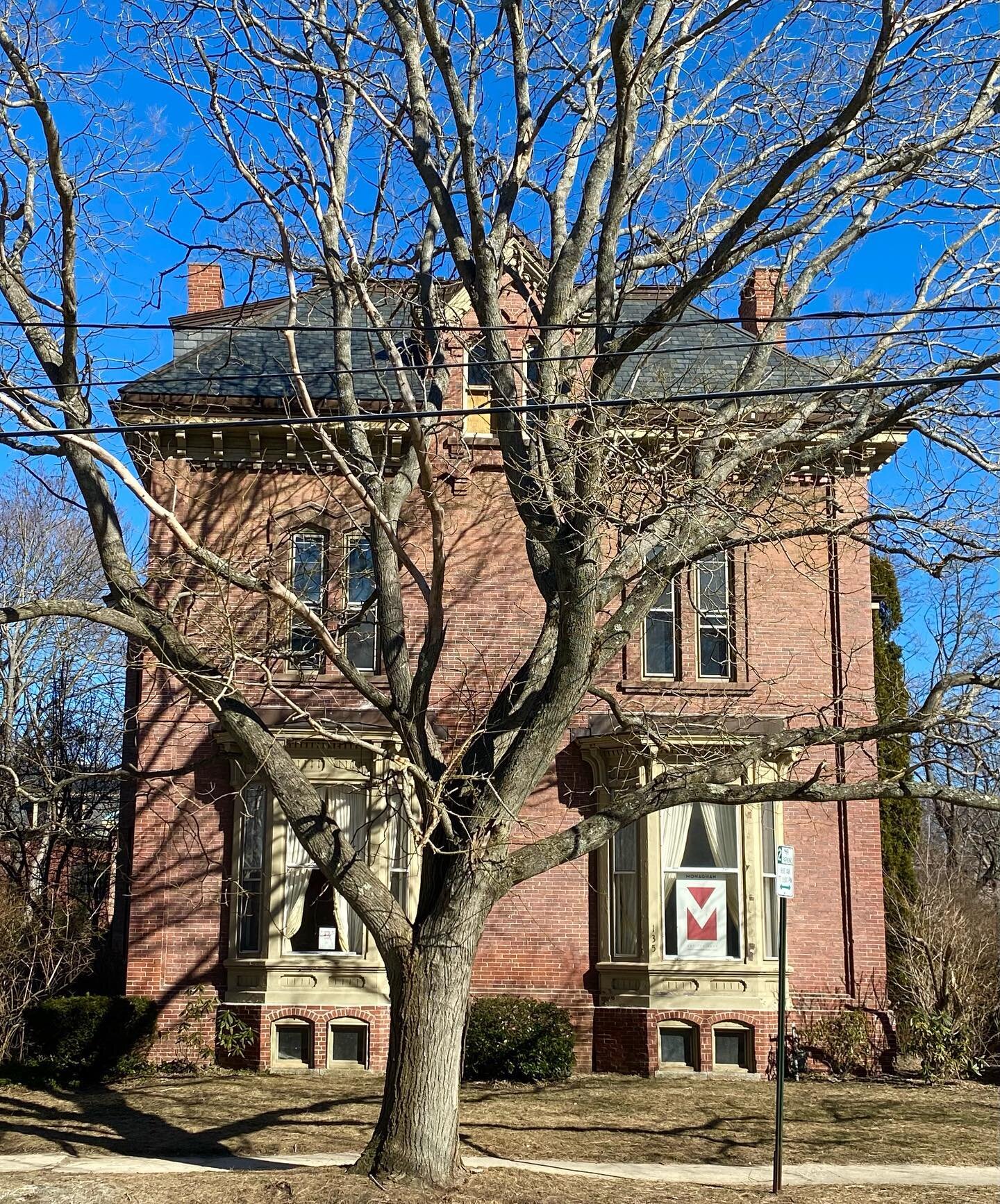 Day 12 of @springboardpilates #springboardchallenge is Savor&mdash;so along with the sunshine we&rsquo;re slowing down to savor all the West End architecture in our (almost) backyard. 

Hands down my favorite way to take a 30 minute break from the wo