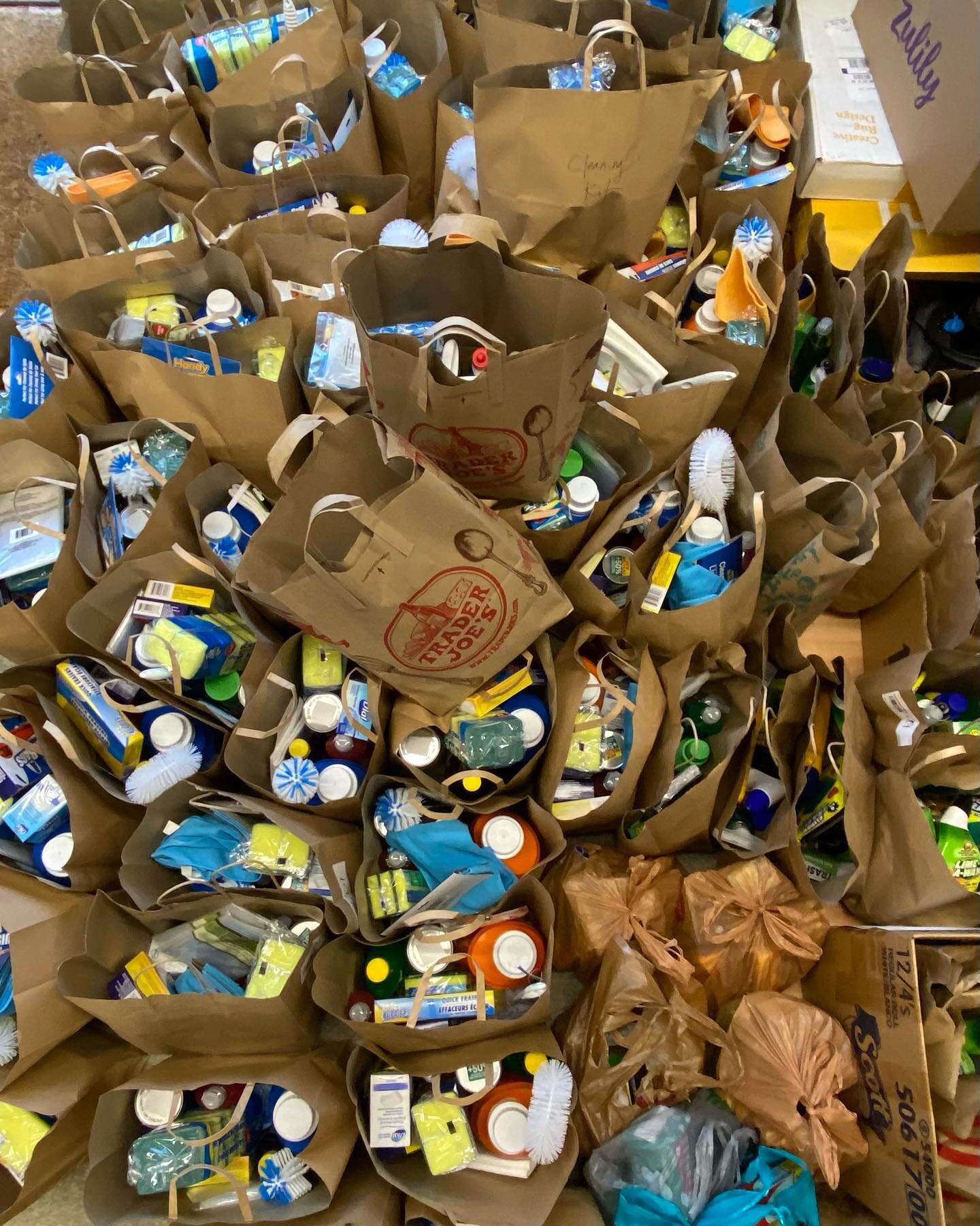 TFW you ask for cleaning kits, kids&rsquo; boots, and winter coats&mdash;and people STEP UP! 🥾🧣🧻 #maineneeds #portlandme #givingtuesday 
.
Visit -&gt; maineneeds.org to donate money, time, or winter gear!