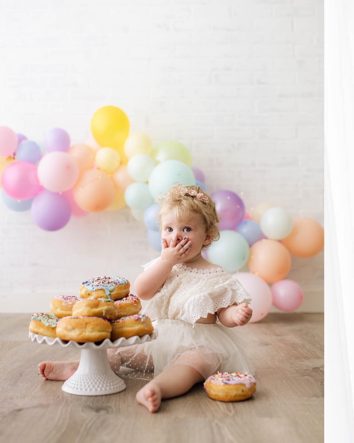 Lucy celebrated her birthday with a donut 🍩 smash!

Would you believe this angelic sweetheart was totally teething during her session?! 😢

She was a complete champ and I love how these turned out. 

Donuts from @uncleleosgeorgetown