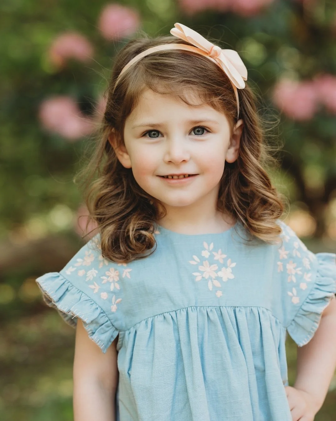 Fifteen minutes sounds short. And honestly? It is. That's kind of the whole point.⁣
⁣
Here's what 15 minutes actually looks like:⁣
⁣
🤍 A handful of posed family moments (the good kind &mdash; easy and natural, not stiff)⁣
🤍 Not-so-serious shots of 