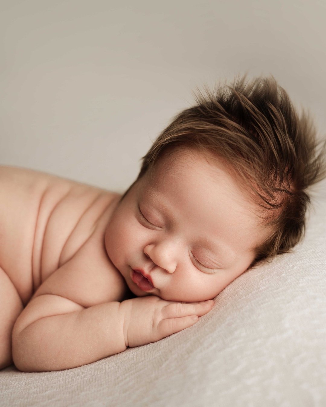 If you've never had a newborn session before, here's what to expect at my studio in Ridgefield, CT...⁣
⁣
The short version: It's calm, it's slow, and you don't have to do much except sit on my couch and watch. And when it's time for family pictures, 