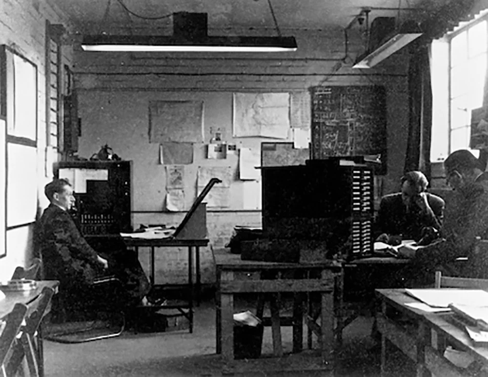 Hutmenatdesksjpg.jpg