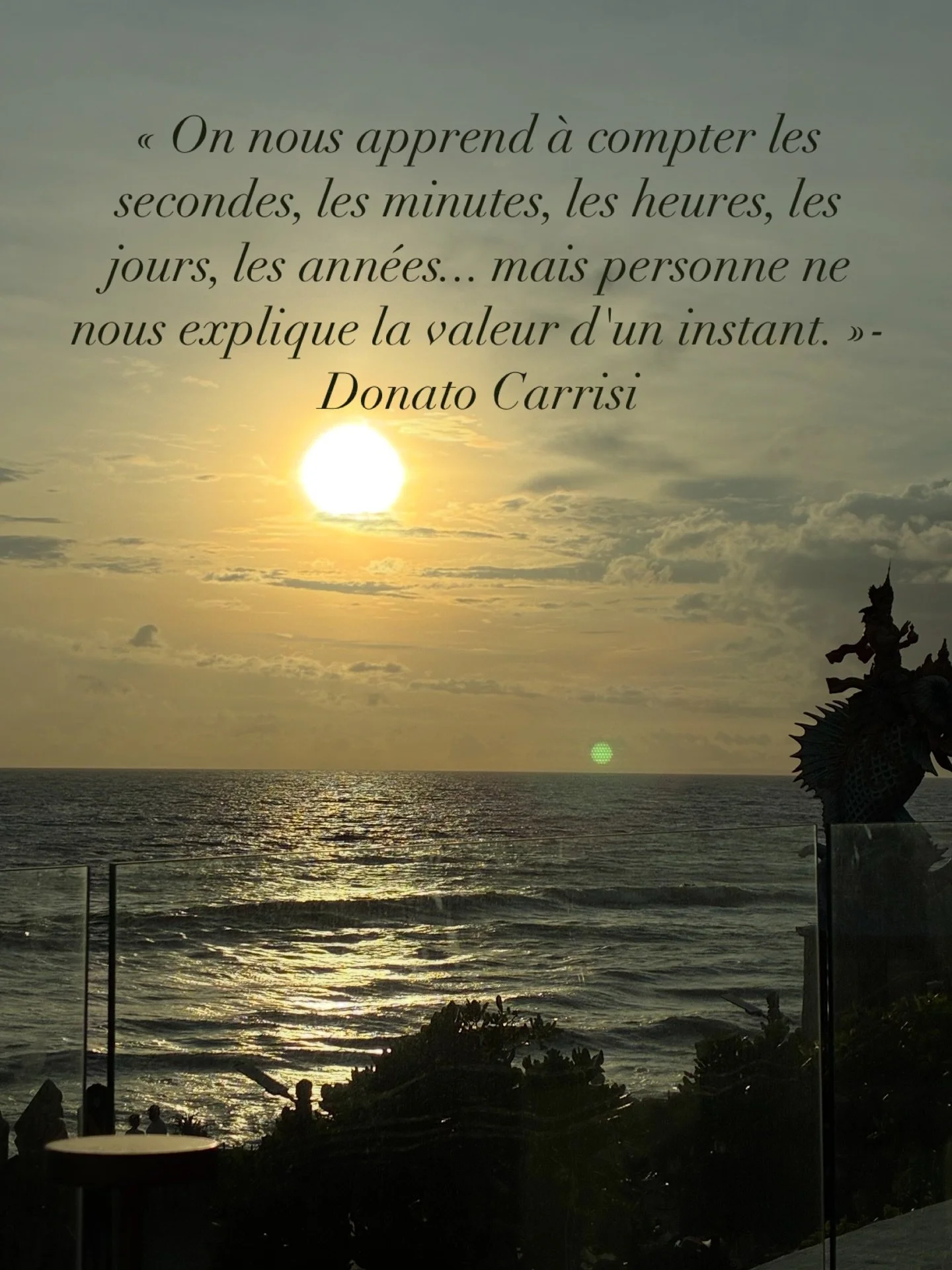 On nous apprend tr&egrave;s t&ocirc;t &agrave; mesurer le temps ⏳, &agrave; le d&eacute;couper, &agrave; le discipliner. Les secondes deviennent des unit&eacute;s de performance, les minutes des d&eacute;lais, les heures des obligations. Les jours s&
