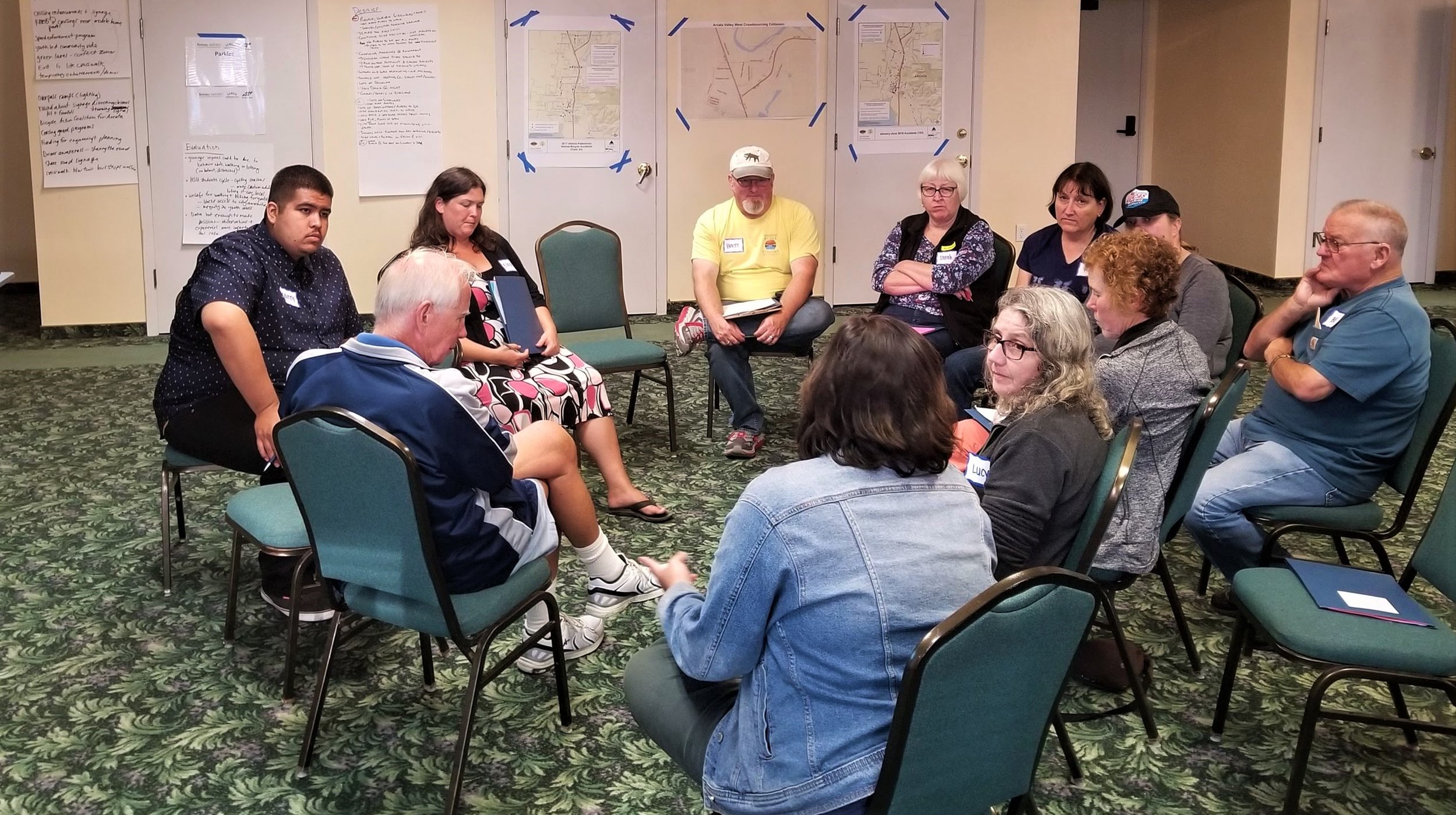 Participantes del taller CPBST en Valley West Arcata conversan sobre prioridades para caminar y andar en bicicleta.
