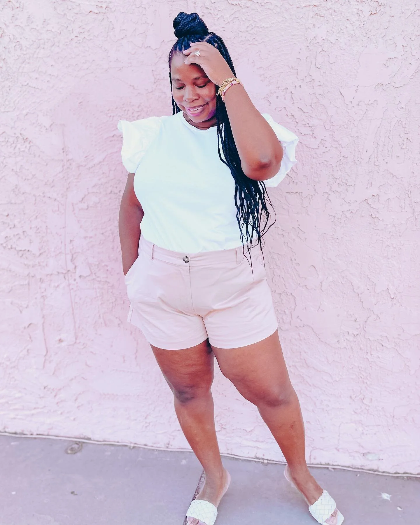 𝘚𝘸𝘪𝘱𝘦 𝘳𝘪𝘨𝘩𝘵 𝘵𝘰 𝘴𝘦𝘦 &quot;𝘏𝘰𝘸 𝘪𝘵 𝘴𝘵𝘢𝘳𝘵𝘦𝘥 𝘝𝘚. 𝘏𝘰𝘸 𝘪𝘵'𝘴 𝘨𝘰𝘪𝘯𝘨. 😐⁣
⁣
I'm just throwing it back to when I thought I was 𝘚𝘖𝘖 cute after I got my braids. They were all nice and fresh and neat. Fast forward to toda