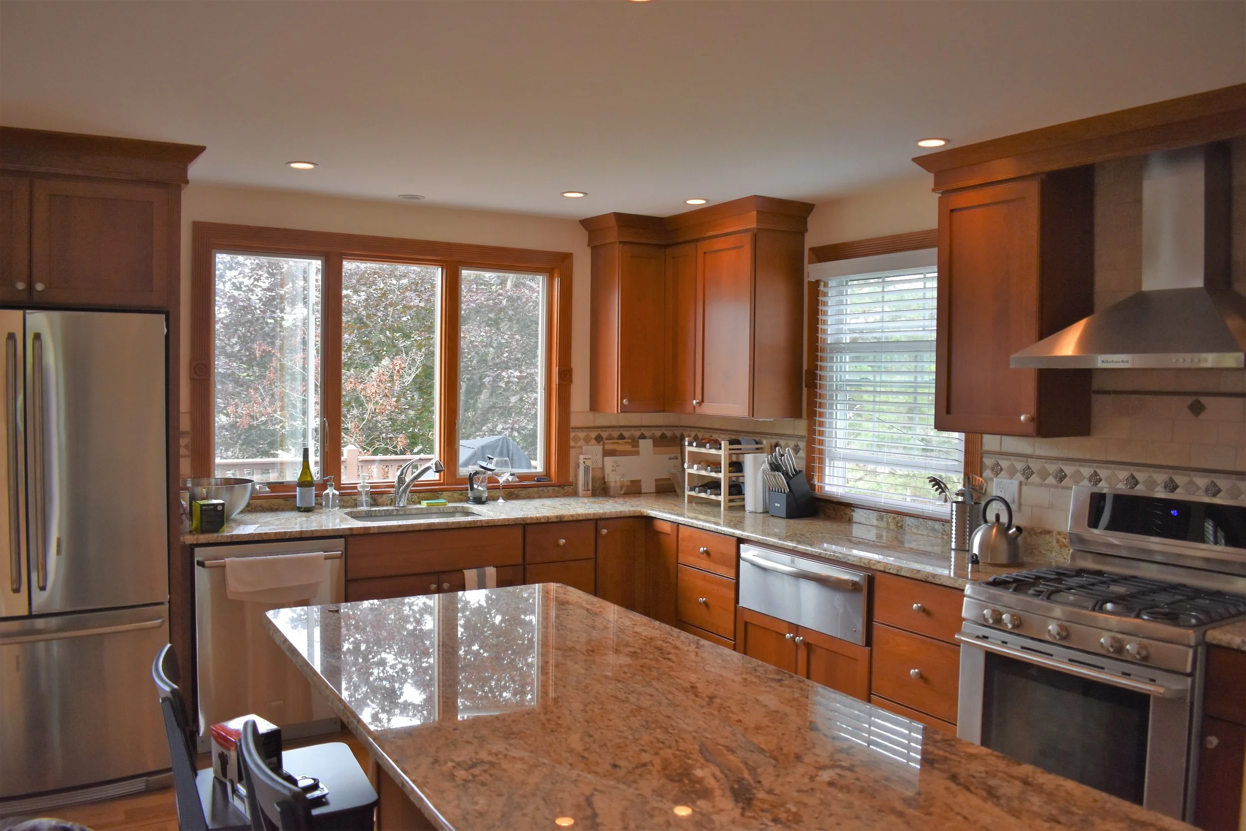 Kitchen facing deck.JPG