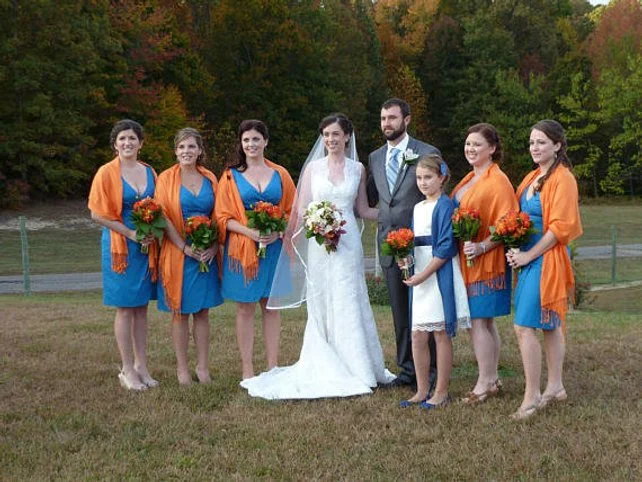 Mais um exemplo de cores vibrantes que combinam com o buque das madrinhas e adicionam cores e alegria em sua cerimonia de casamento