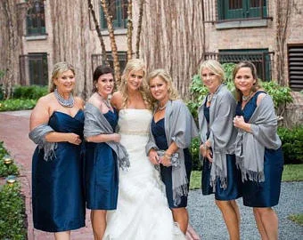 Cinza Claro com vestido azul marinho metálico