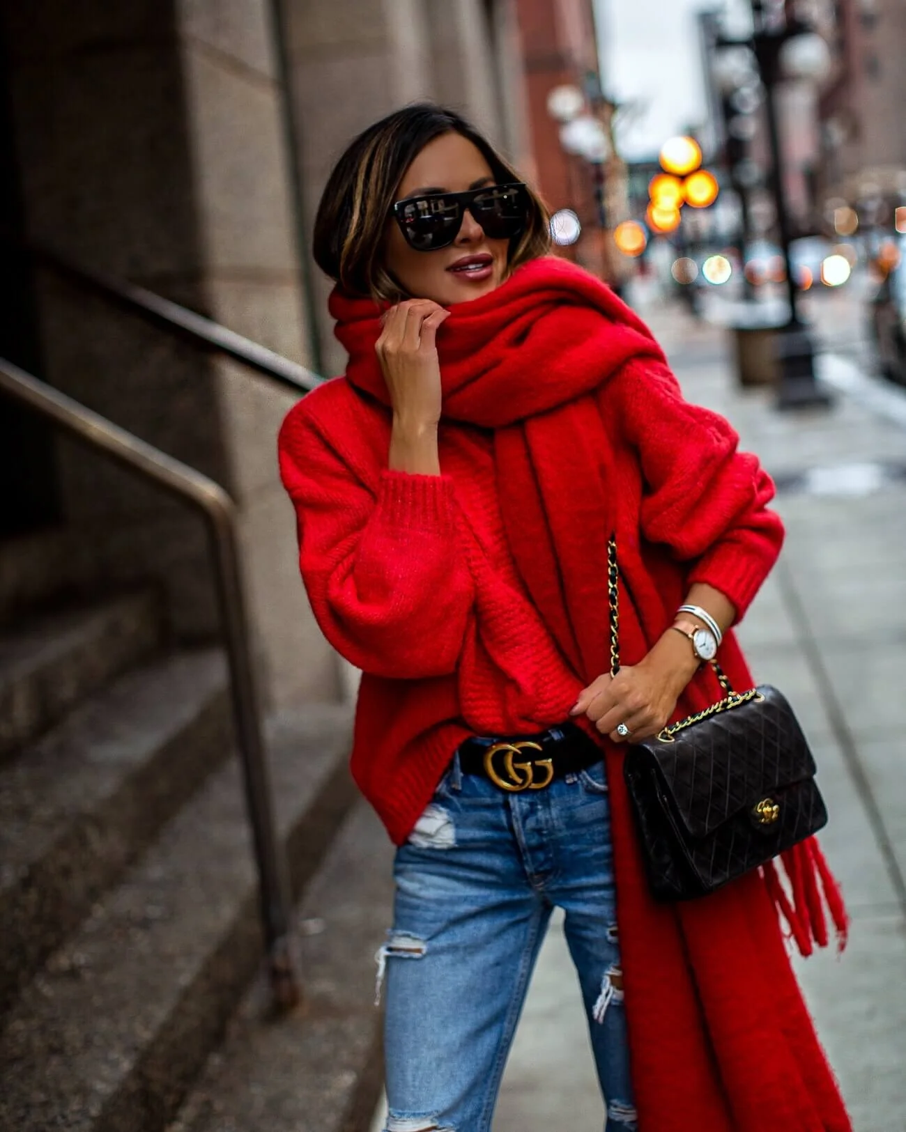 mulher usando pashmina com casaco e calça jeans