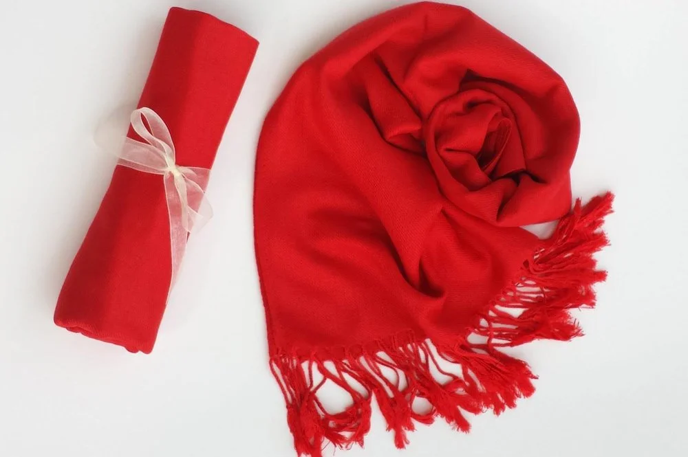 Echarpe na cor vermelho cereja