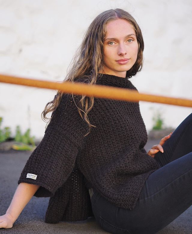 Sigri wearing Shisa Brand&rsquo;s Tokyo brown sweater, a ribbed oversize sweater with short sleeves and high slit on both sides. Hand knitted with 100% Faroese wool. Available as a cardigan too, and in  light gray, dark gray and light brown 
Model: @