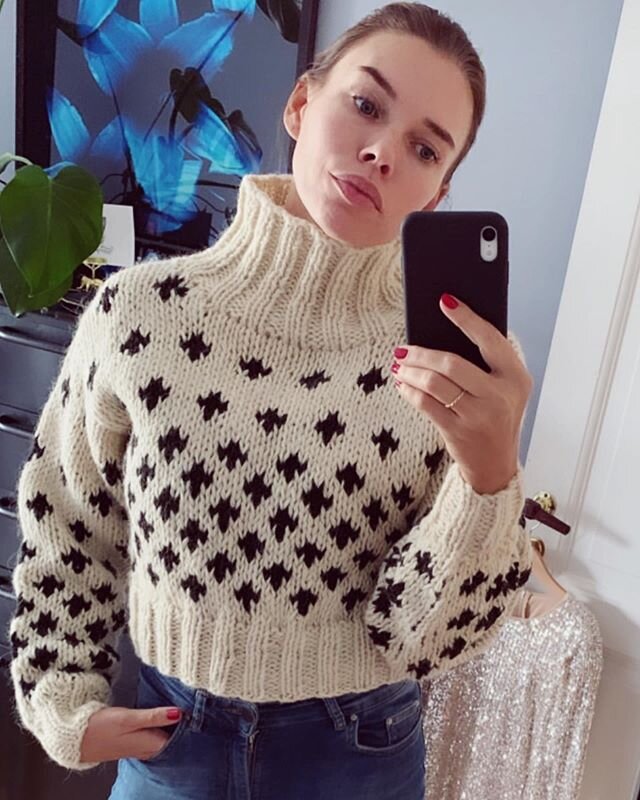 @mama_gun wearing Shisa Brand&rsquo;s short cross sweater ❤️ Make your mark with this traditional and bold hand knitted sweater. Organic undyed wool from free ranging Faroese sheep. The cropped style enhances your waist and the beautiful arch of the 