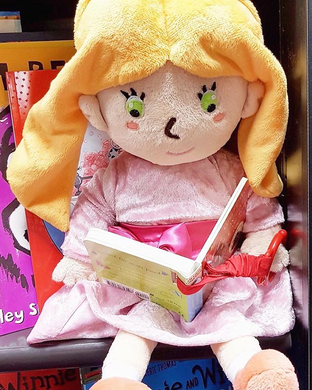 Hollie is celebrating Read a Book Day today by reading one of her favourite books...Hollie and Figgs! The books are available online NOW, just search &quot;Hollie and Figgs&quot; on Amazon or Waterstones.
💞👸🏼🐱 Get transported into the fantastical