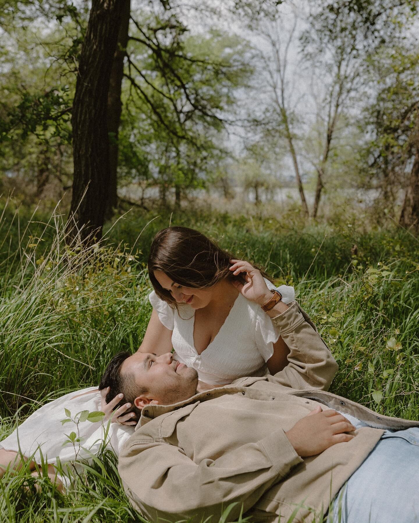 The sweetest (and windiest) afternoon with Emma + Andres!!! 🤍🕊️

🏷:
#mollyrozephotography #texasengagementphotographer #austinengagement #austinengagementphotographer #dallasengagementphotographer #weddingphotographer  #austinwedding  #dallasweddi