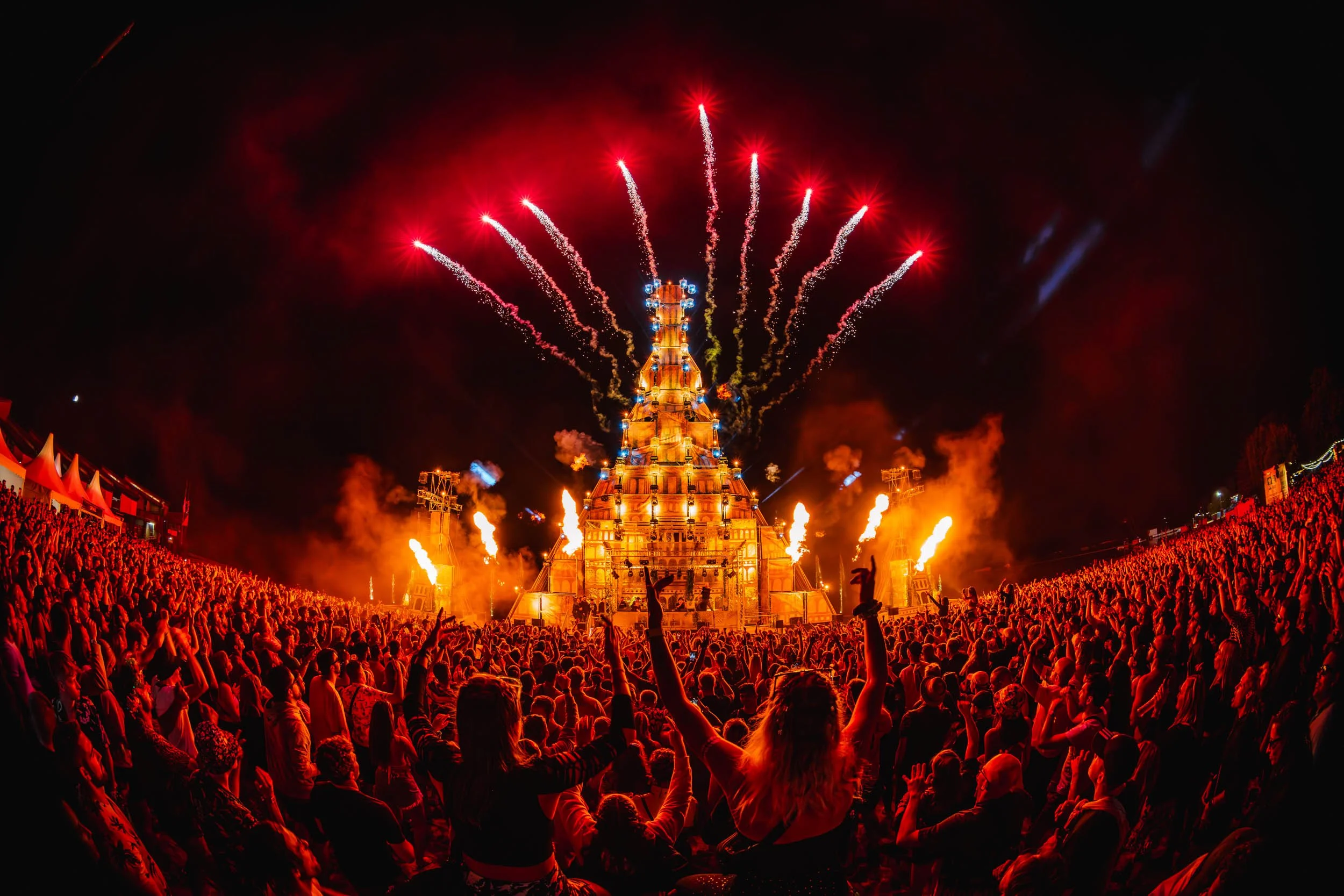 Epische Eventfotografie eines Festivals bei Nacht – Bühne und Publikum perfekt inszeniert.