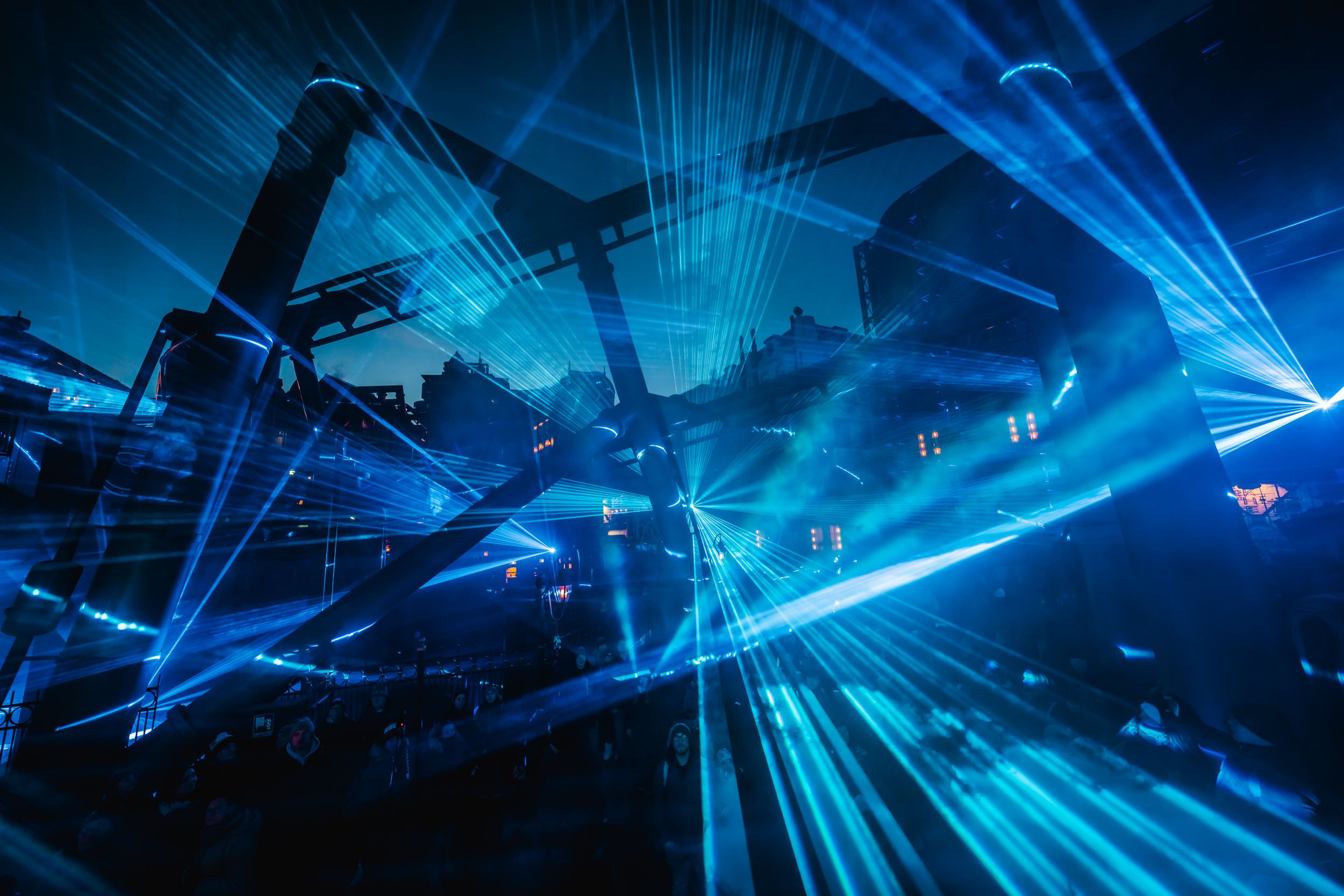 Hochwertige Aufnahme einer Lasershow.