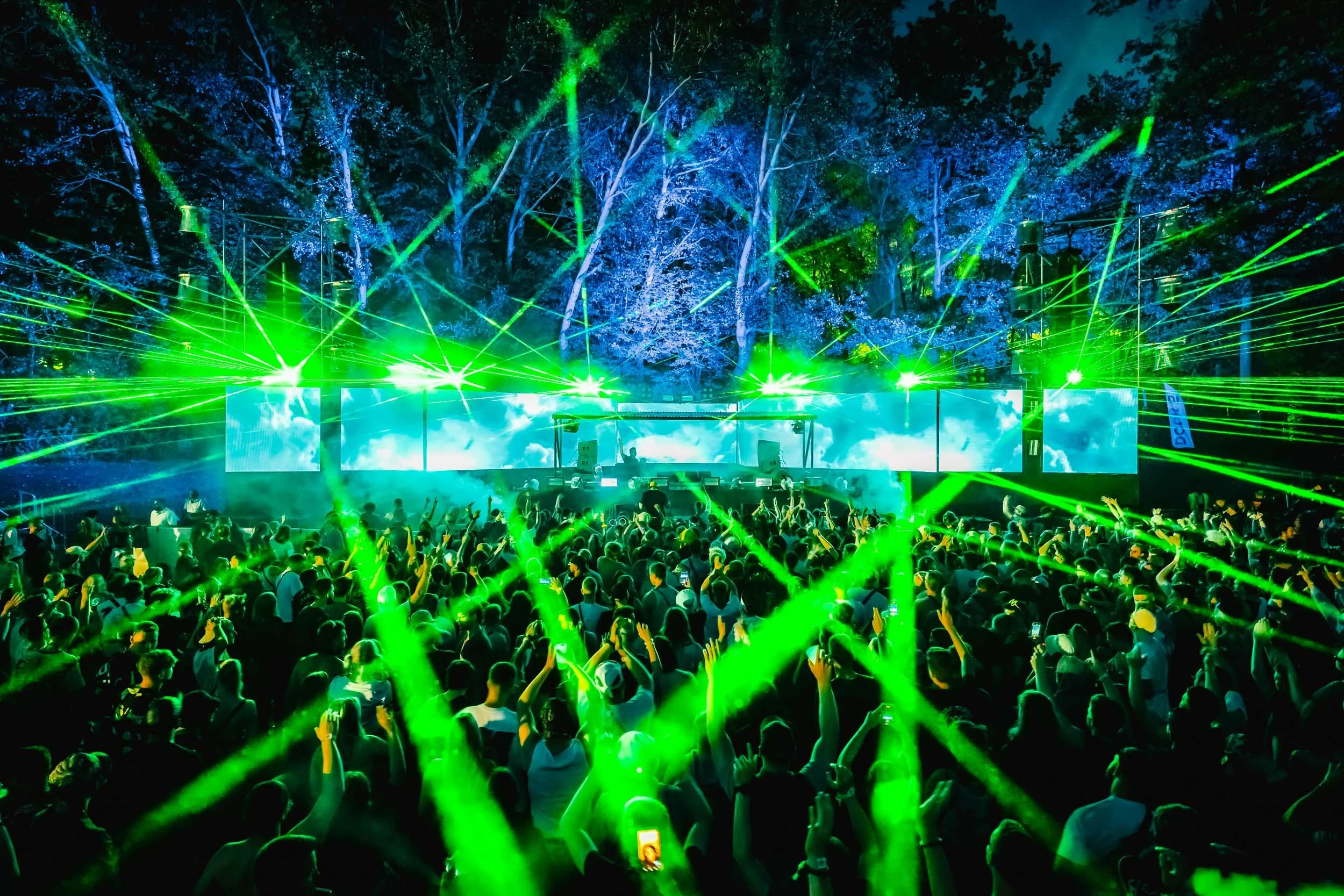 Großformatige Fotografie eines Festivals, die die Dimensionen des Events einfängt.