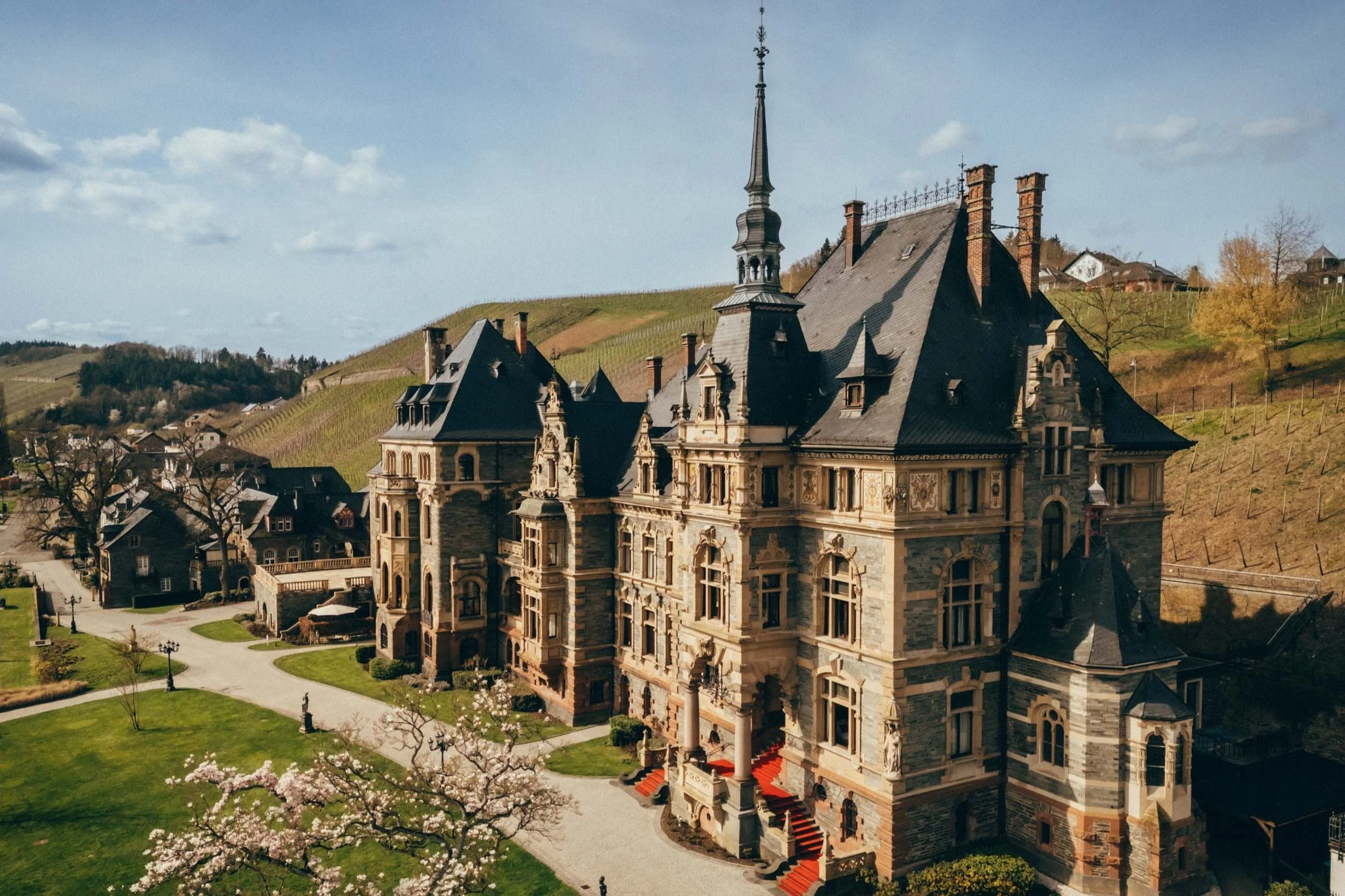 Professionell eingefangene Außenansicht eines Luxushotels – ideal, um das exklusive Design und die einladende Atmosphäre des Hauses zu präsentieren.