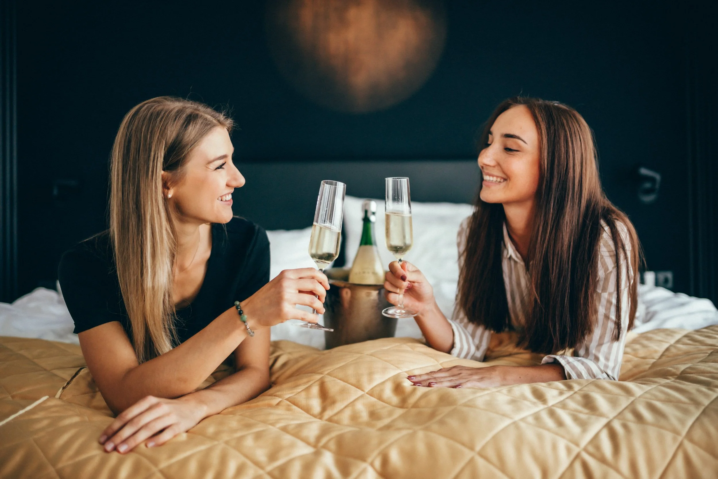 Elegante Fotografie eines besonderen Moments im Hotel – perfekt, um die gehobene Atmosphäre für Marketingmaterialien und die Website zu präsentieren.
