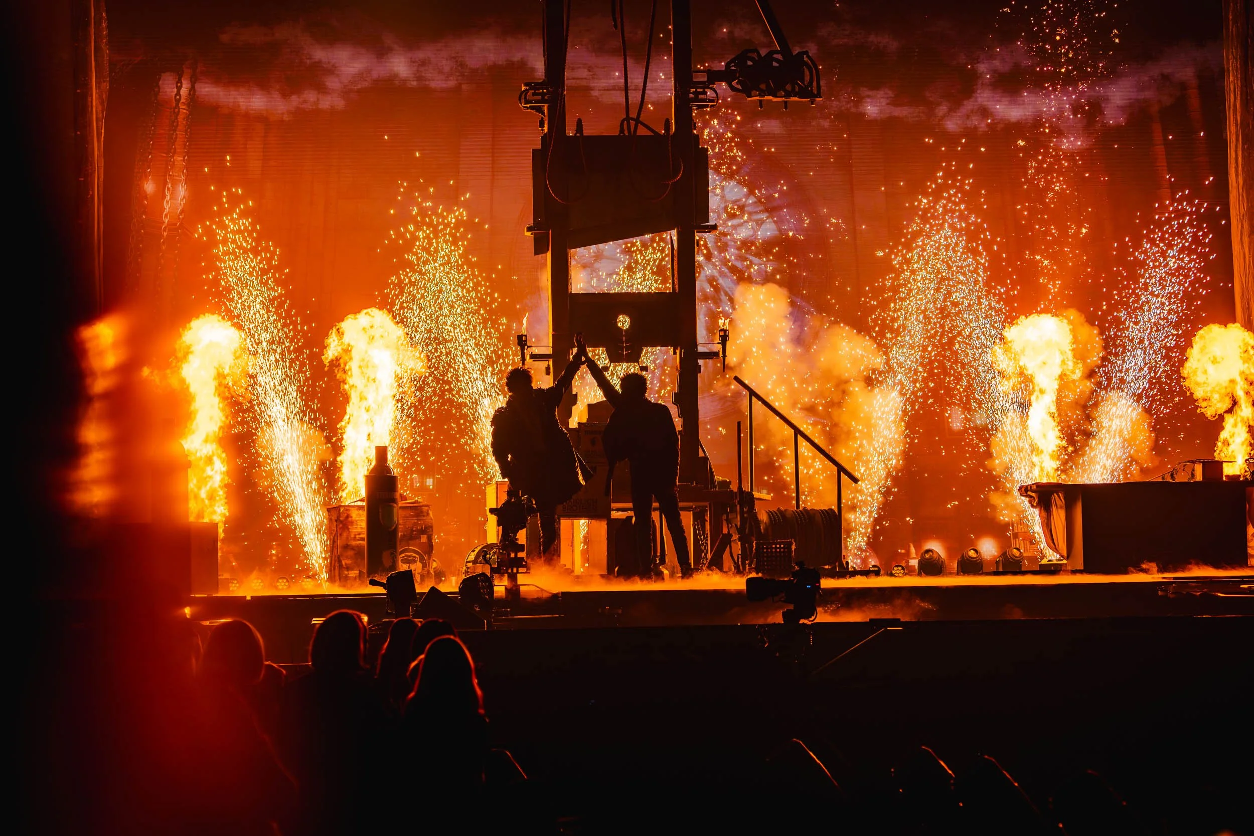 Monumentale Showfotografie: Bühnenaufbau mit Pyrotechnik und Künstlern.