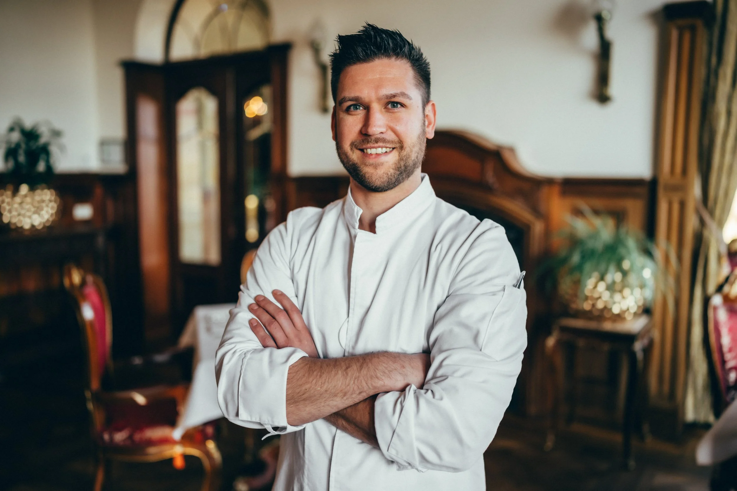 Professionelle Fotografie des Küchenchefs  – ideal, um die Persönlichkeit und Expertise des kulinarischen Leiters zu präsentieren und das hohe Niveau der Gastronomie des Hotels zu unterstreichen.
