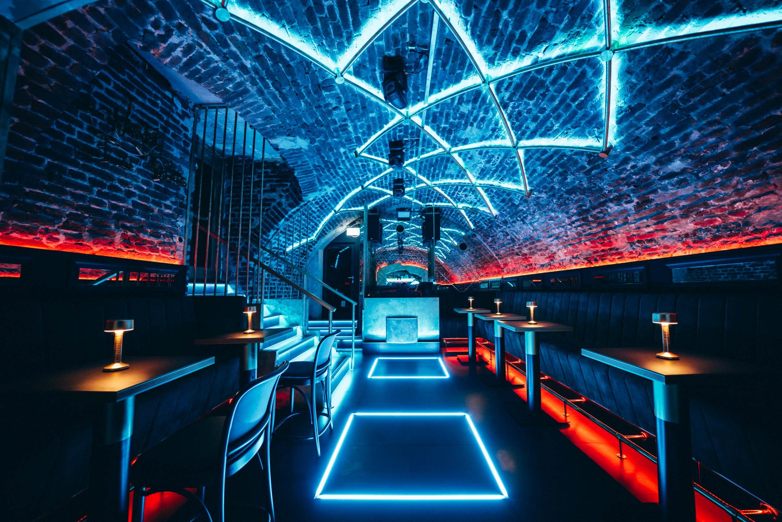 Hochwertige Fotografie eines kleinen, außergewöhnlichen Clubs – präsentiert die perfekte Mischung aus exklusivem Interieur und einer einladenden Atmosphäre für besondere Veranstaltungen.
