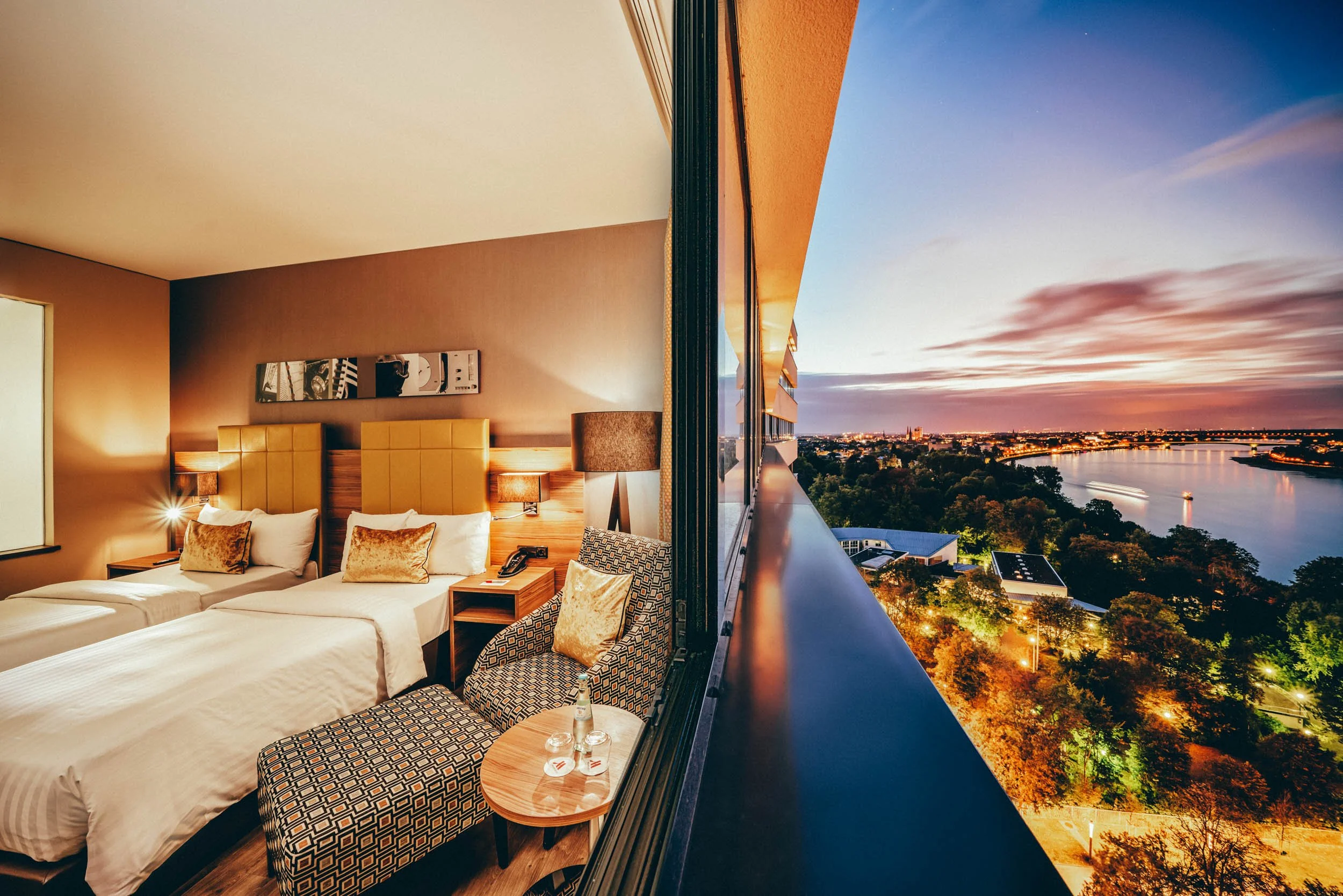Hochwertige Fotografie eines exklusiven Hotelzimmers – zeigt den Komfort und das Design, das Gäste während ihres Aufenthalts erwarten können.