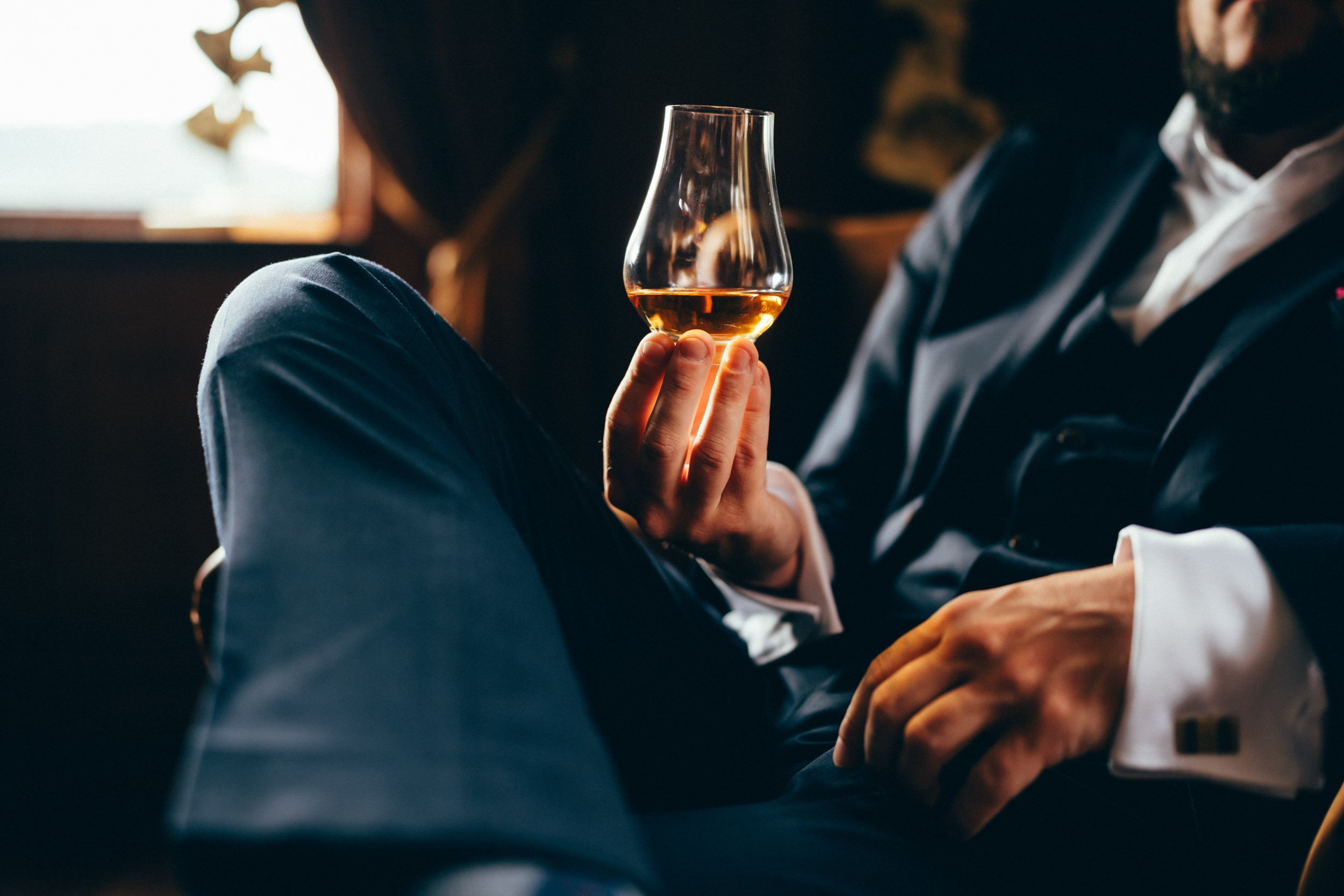 Hochwertige Gastrofotografie eines edlen Whiskeys im stilvollen Ambiente – unterstreicht die Exklusivität und die Liebe zum Detail, die anspruchsvolle Genießer ansprechen.