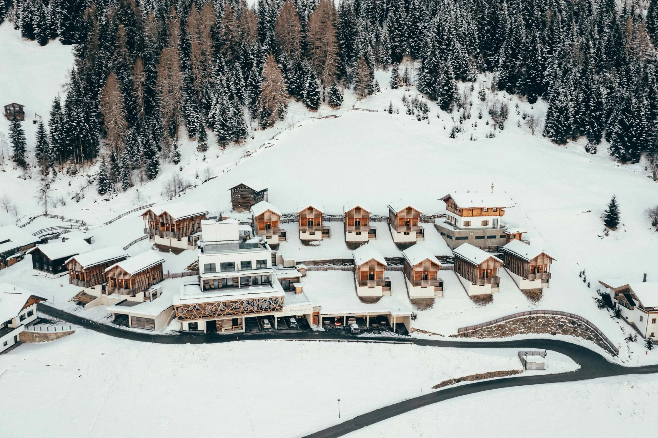 Luftaufnahme eines Luxus-Hotels – fängt die majestätische Architektur und das weitläufige Gelände ideal für visuelle Kommunikation ein