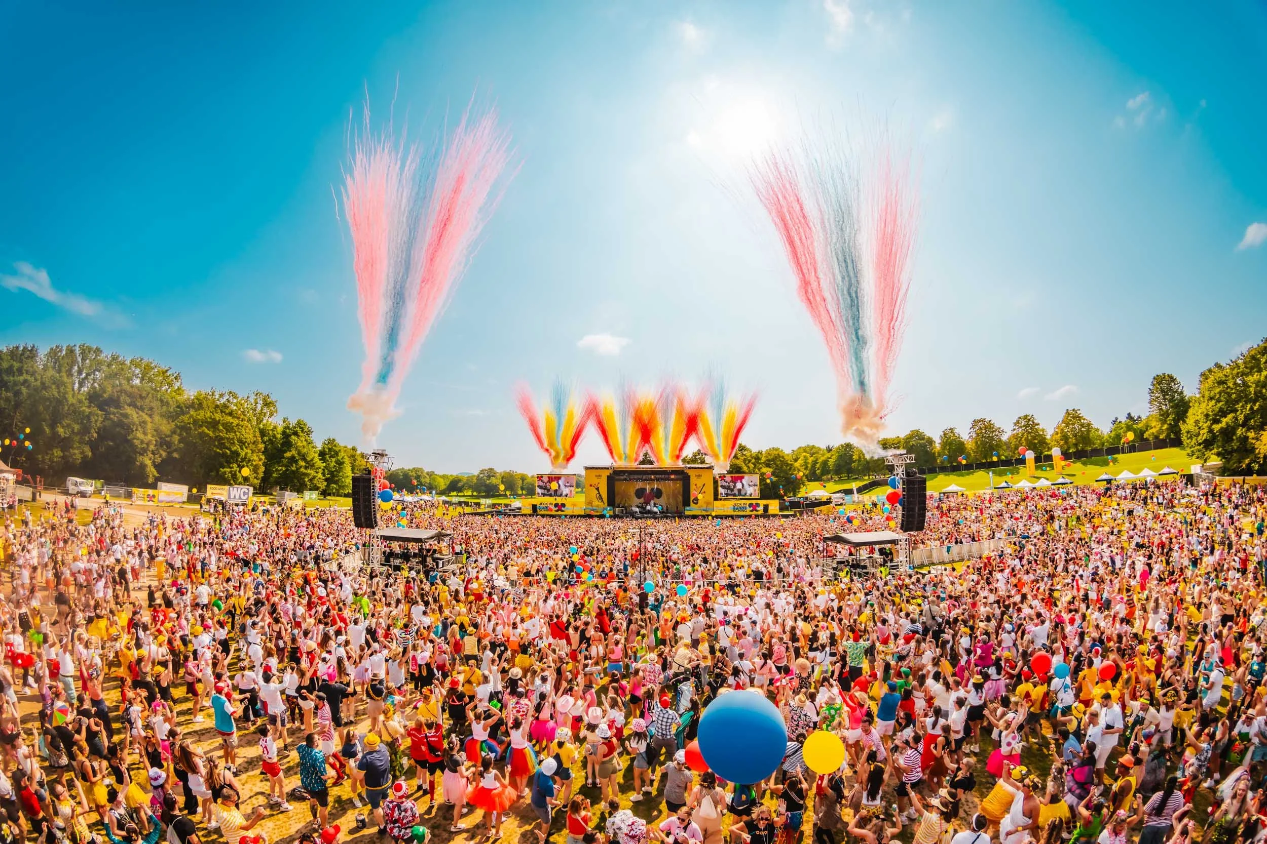 Megenfoto eines Headliners bei einem Open-Air-Festival – professionell festgehalten.