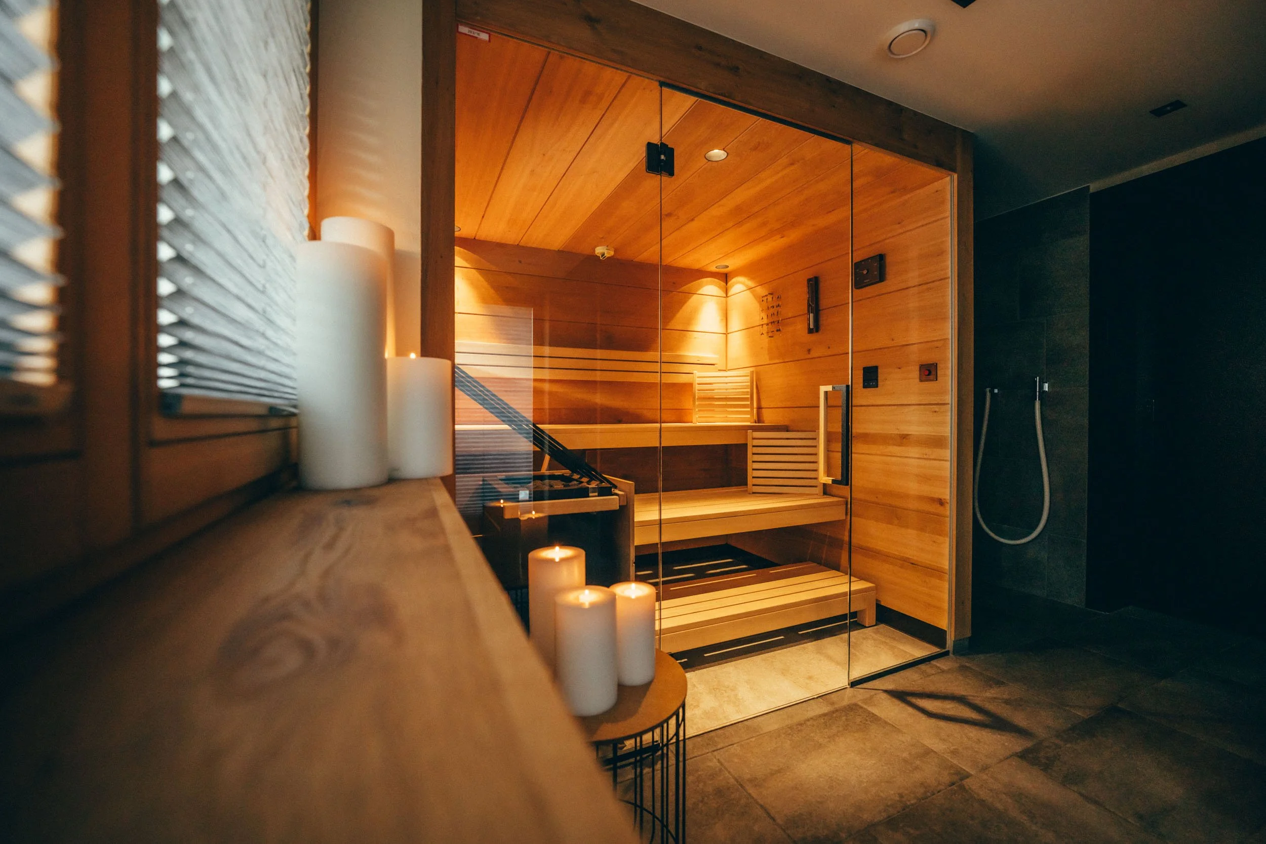 Professionelle Hotelfotografie einer Privatsauna in einem Hotelzimmer – hebt die luxuriöse Ausstattung und das entspannende Erlebnis für Gäste hervor.
