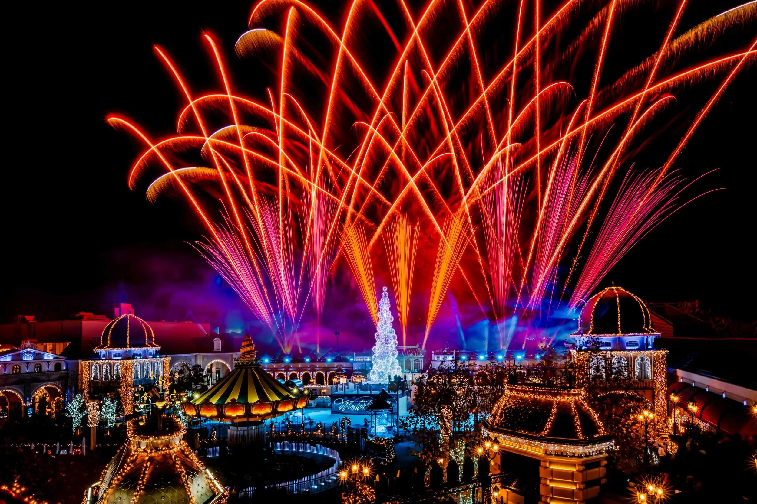Hochwertige Showfotografie: Inszenierung mit Feuerwerk in einer Langzeitbelichtung.