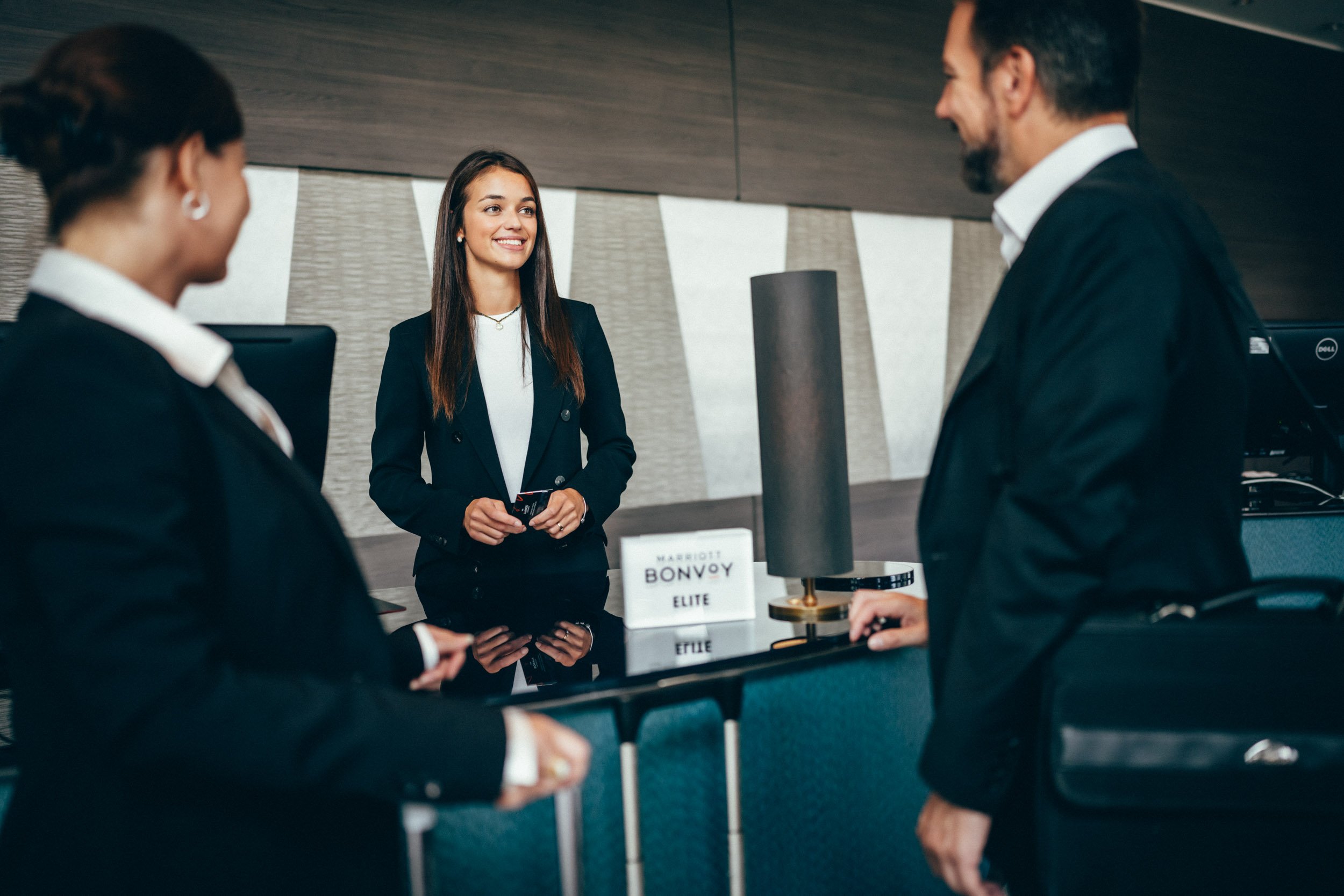 Professionell eingefangene Szene am Empfang – unterstreicht den erstklassigen Service und die gehobene Gastfreundschaft des Hotels.