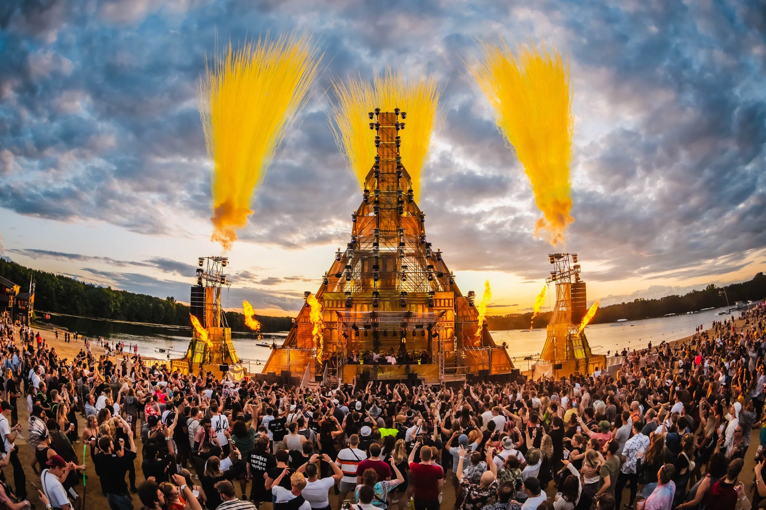 Hochwertige Aufnahme eines Open-Air-Festivals mit gigantischer Bühne und Lichteffekten.