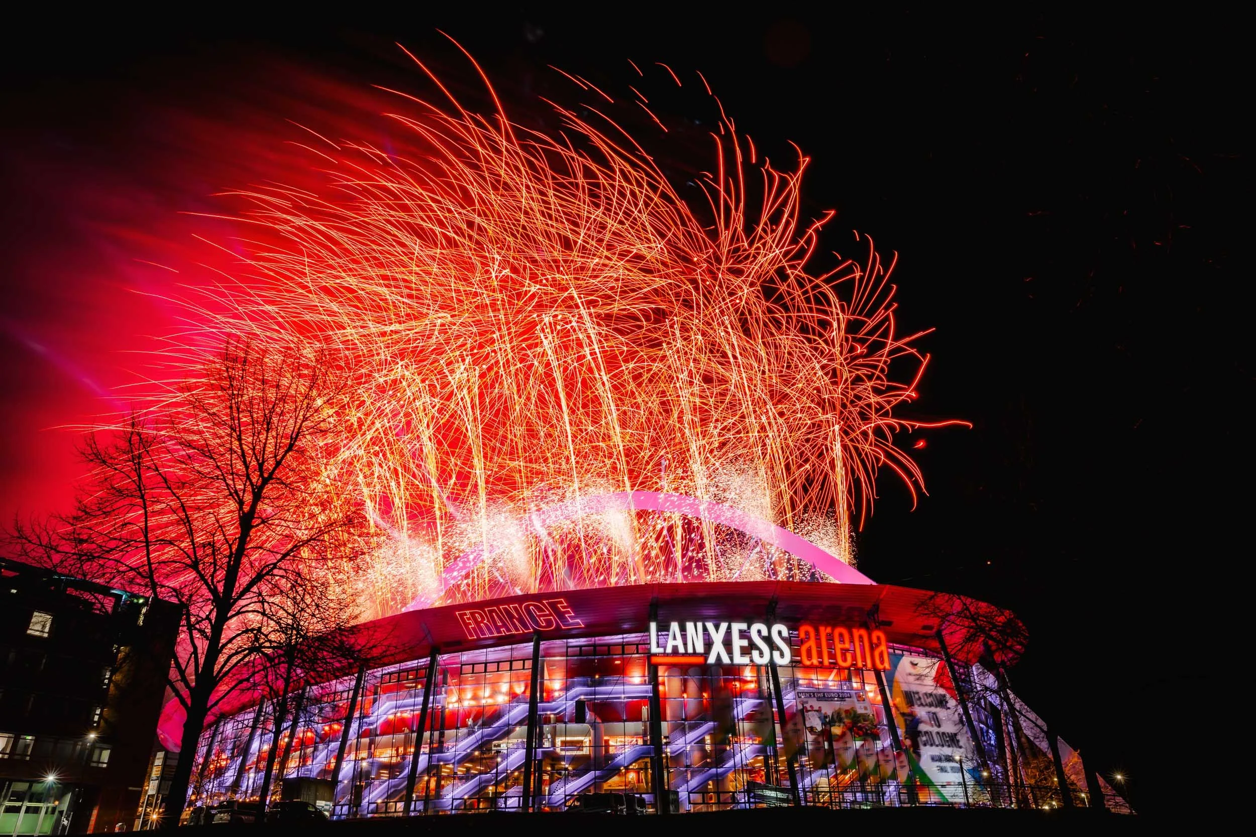Hochwertige Fotografien, die die Essenz einer Pyro Performance einfangen.