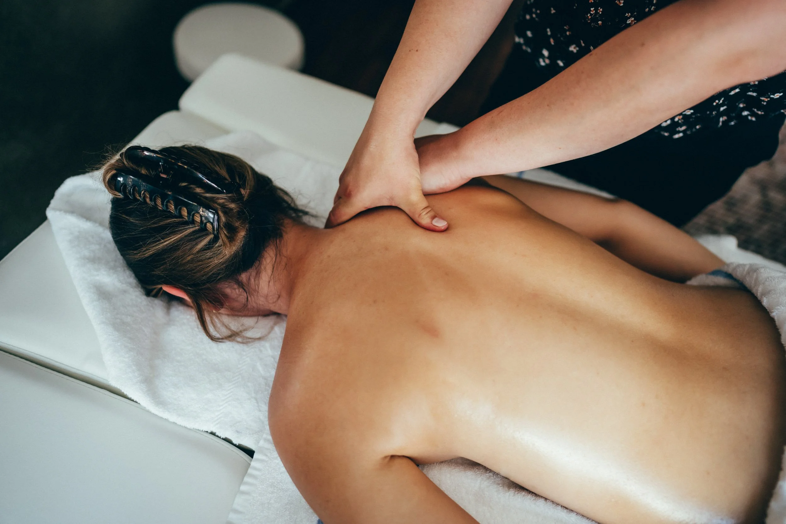 Hotelfotografie einer Wellnessmassage im Hotel-Spa – ideal, um das luxuriöse Angebot visuell zu unterstreichen.