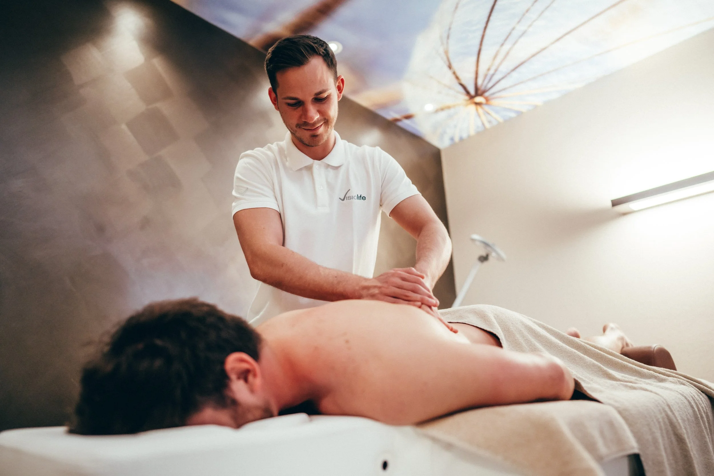 Elegante Fotografie einer Massagebehandlung im Hotel-Spa – ideal für die Darstellung von Wohlbefinden und luxuriösen Angeboten.