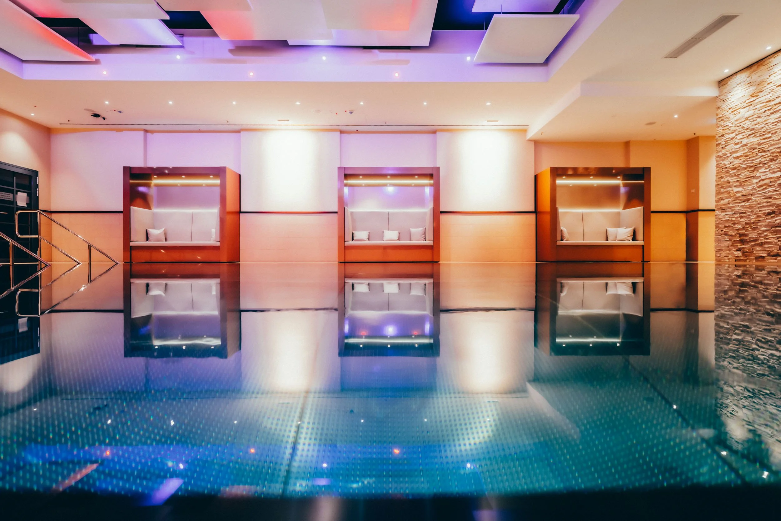 Hochwertige Fotografie des Poolbereichs eines Luxushotels – fängt die stilvolle Architektur und das entspannende Ambiente für einen unvergesslichen Aufenthalt ein.