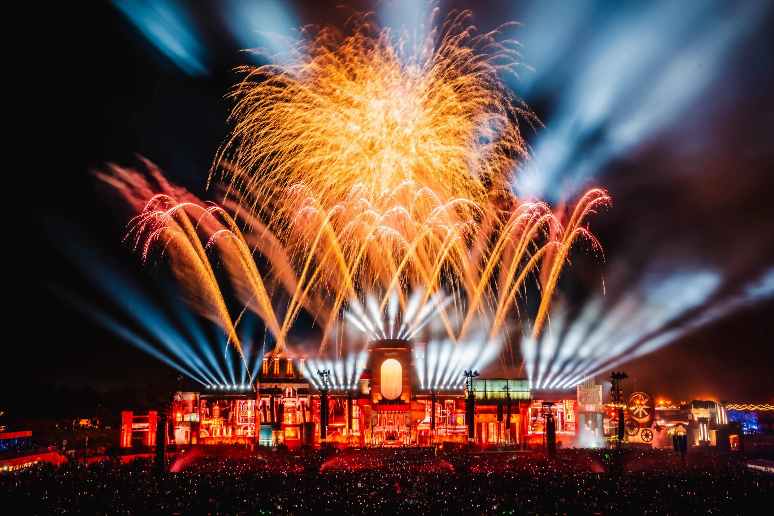 Professionelle Fotografie einer riesigen Festivalbühne mit beeindruckendem Publikumspanorama.