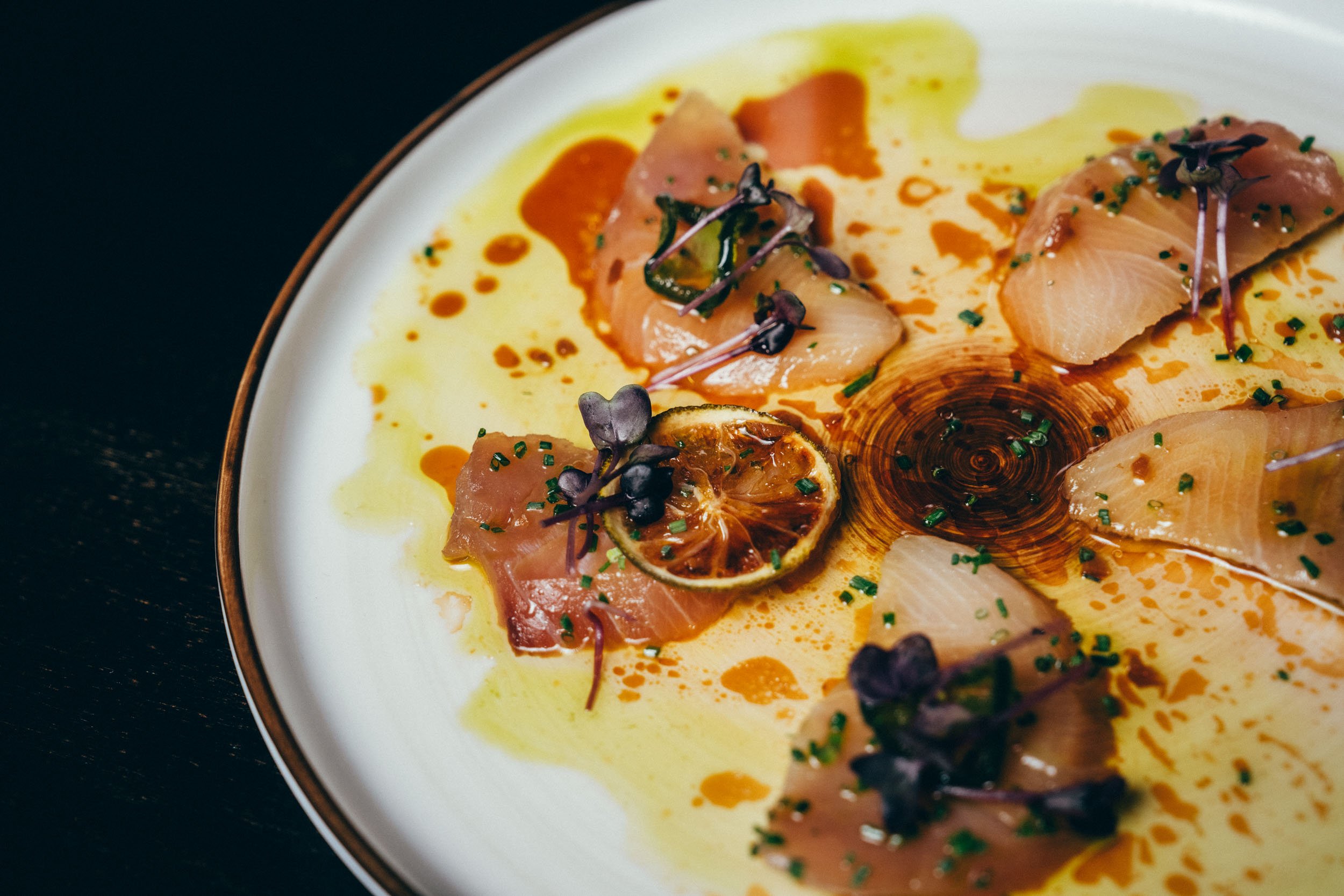 Hochwertige Foodfotografie eines exklusiven Gerichts – zeigt die meisterhafte Präsentation und die erstklassigen Zutaten, die Gäste begeistern.