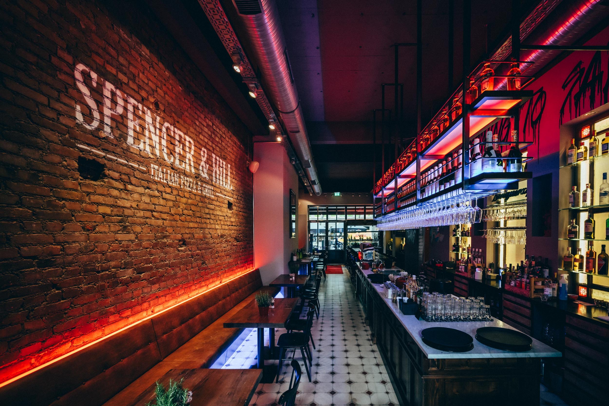 Stimmungsvolle Restaurantfotografie eines edlen Restaurants – präsentiert die harmonische Verbindung aus gehobener Einrichtung, erstklassigem Service und kulinarischer Perfektion.