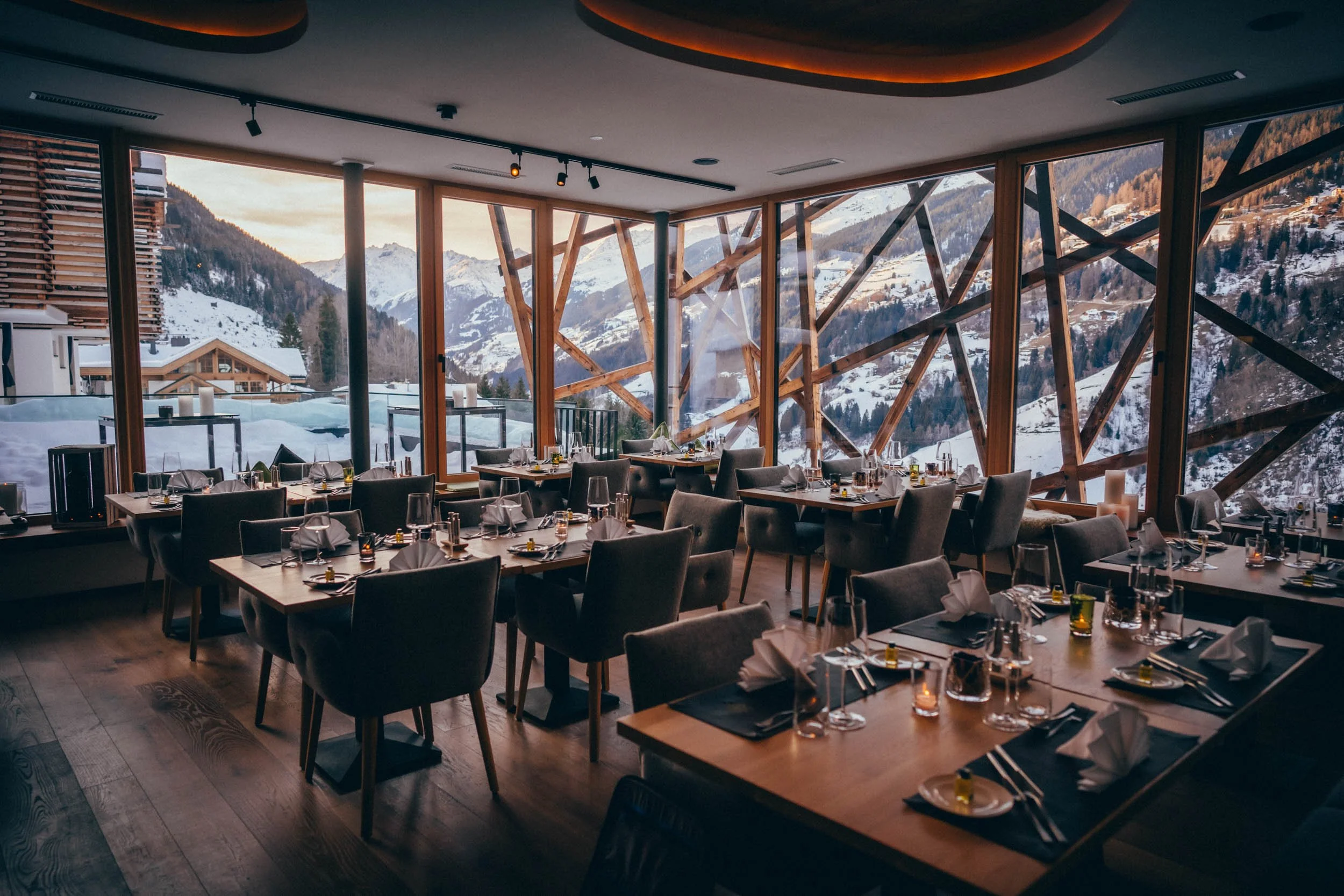 Hochwertige Fotografie eines stilvollen Restaurants – zeigt die eindrucksvolle Kombination aus hochwertigem Interieur, feiner Küche und einer einladenden Atmosphäre für unvergessliche Abende.