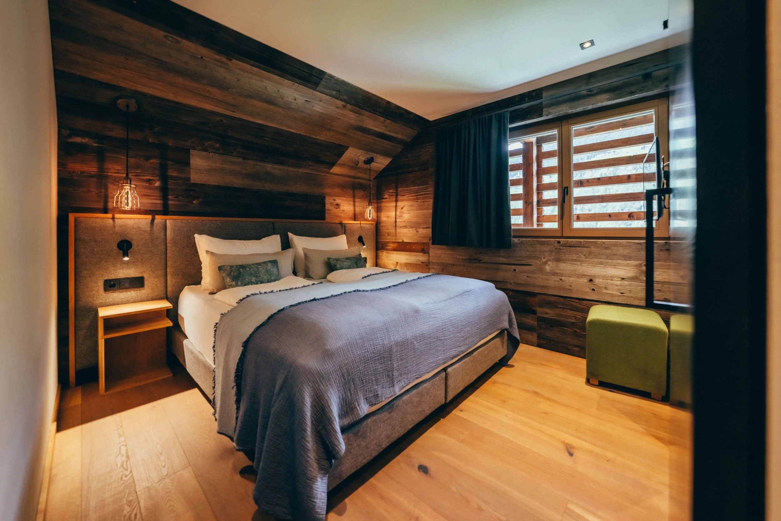 Elegante Fotografie eines Hotelzimmers – perfekt, um die hochwertige Ausstattung und das anspruchsvolle Design des Zimmers zu betonen.