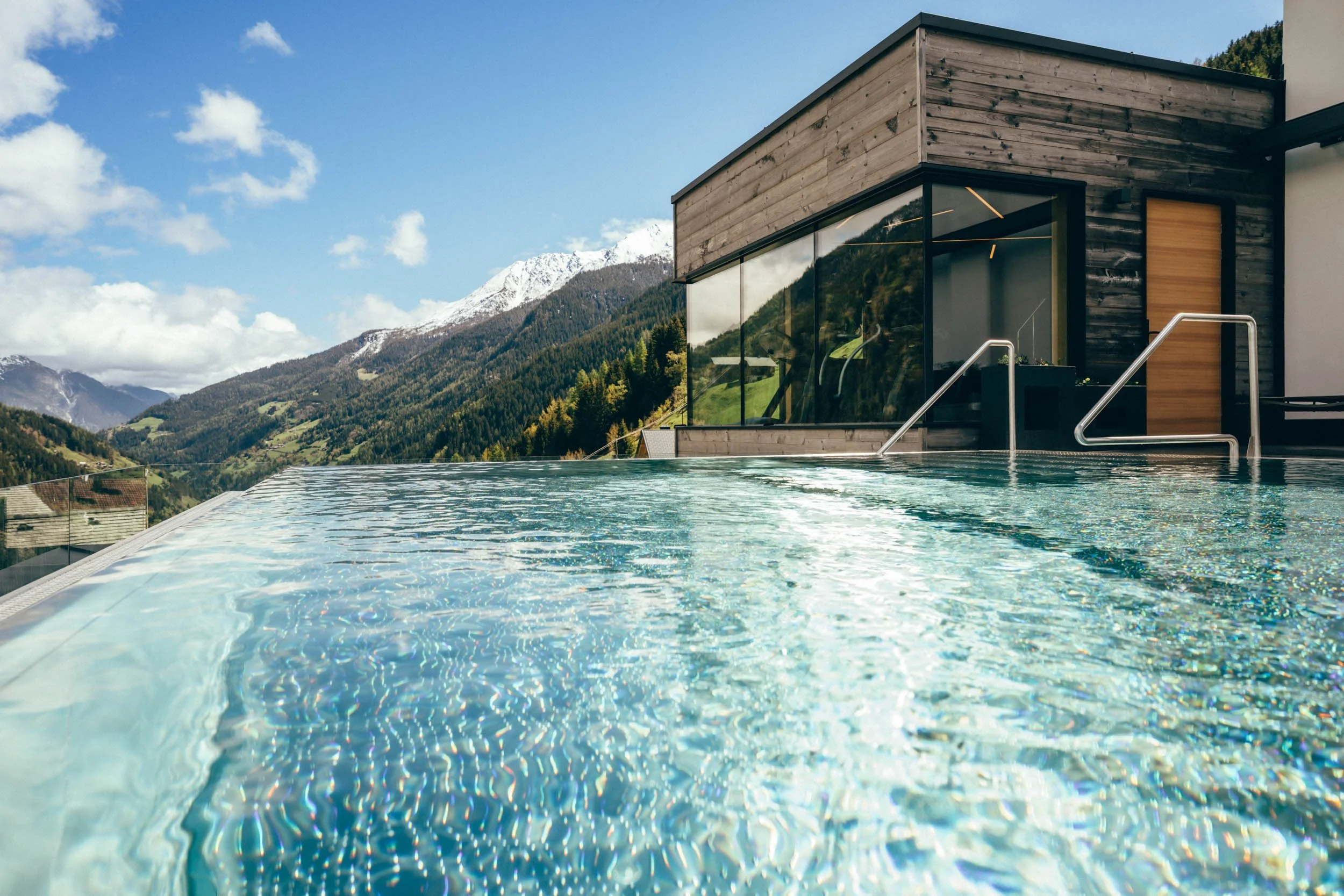 Sommerliche Hotelfotografie des Poolbereichs – zeigt den exklusiven Charakter des Hotels und hebt dessen luxuriösen Charme hervor.