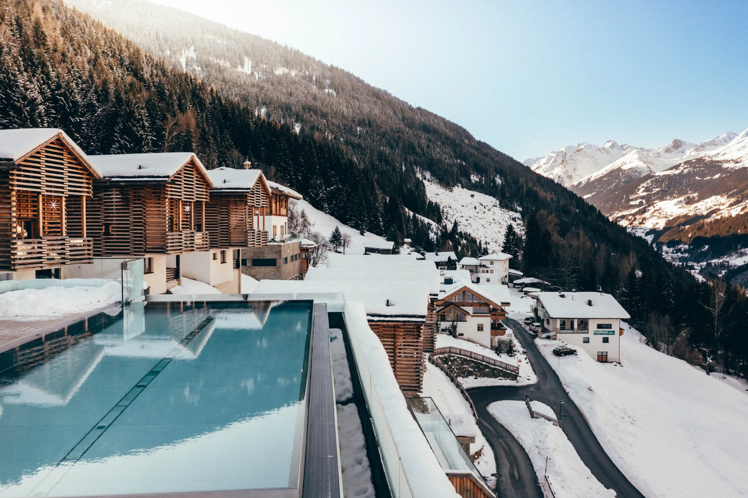 Elegante Aufnahme des Hotelgebäudes und des Poolbereichs – zeigt den exklusiven Charakter des Hotels und hebt dessen luxuriöses Ambiente hervor.